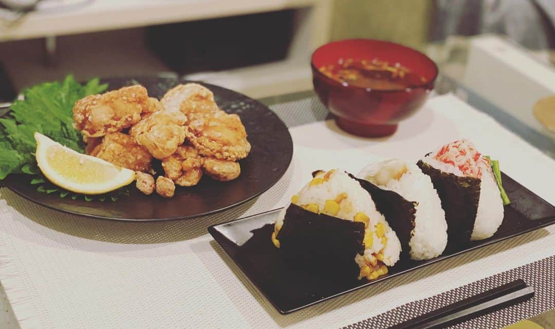 穂川果音さんのインスタグラム写真 - (穂川果音Instagram)「今日はおにぎりの日だったよ🍙 って事で、昨日のアベプラ用に作ったおにぎりさんを載せておきます😊←ただインスタに載せる写真ネタが無かったのだろうなんて言わないで笑笑 おにぎりを、お家で食べる事って少ないから、なんか新鮮🤔 ちなみに、おにぎりは、絶対に唐揚げと一緒に食べたい派です✨  というわけで、アベプラの準備完了ーー！ 今日も観てね！ 　#おにぎりの日　#おにぎり　#唐揚げが好き　#おうちごはん　#今日もアベプラ　#観てね」6月18日 21時47分 - hokawakanonn