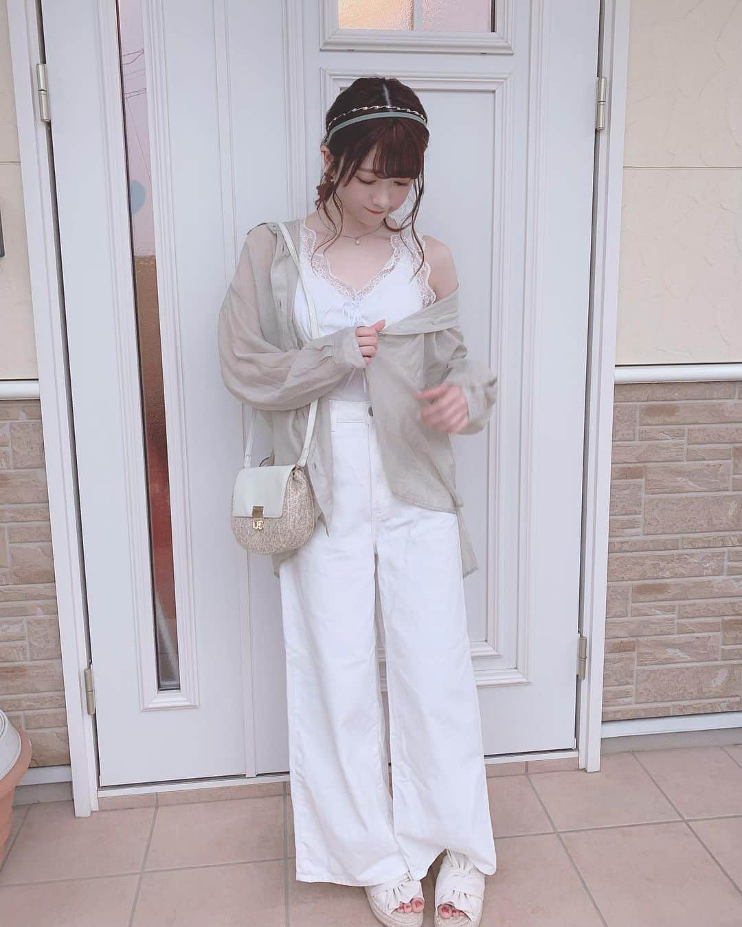 田口未彩のインスタグラム：「🌷 . . 今日もプチプラコーデ♡ ワイドパンツ以外全部GRLだよ🌷 . ワイドパンツはGU💭 . . #シアーシャツコーデ #シアーシャツ  #パンツコーデ　#ワイドパンツ　#サンダル　#grl #gu #grlコーデ　#guコーデ　#グレイル　#グレイルコーデ　#ジーユーコーデ #プチプラ　#プチプラコーデ」