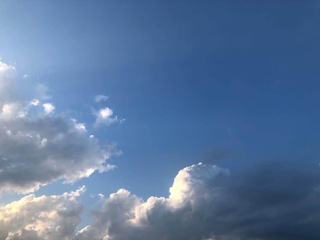 中野みやびさんのインスタグラム写真 - (中野みやびInstagram)「空  #空 #sky #雲 #blue #white #綺麗 #picture #写真 #お気に入り #綺麗 #民謡ガールズ #みやび」6月18日 21時48分 - n_miyabi0123
