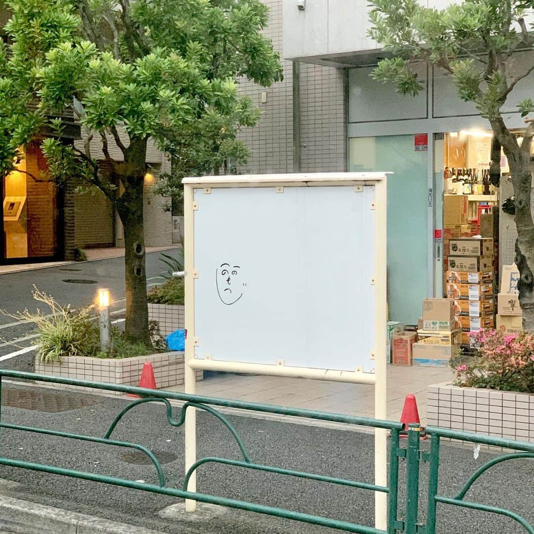 武井義明さんのインスタグラム写真 - (武井義明Instagram)「バスから見えて和んだ。いや、落書きはいけませんけれども。」6月18日 21時50分 - bebechef