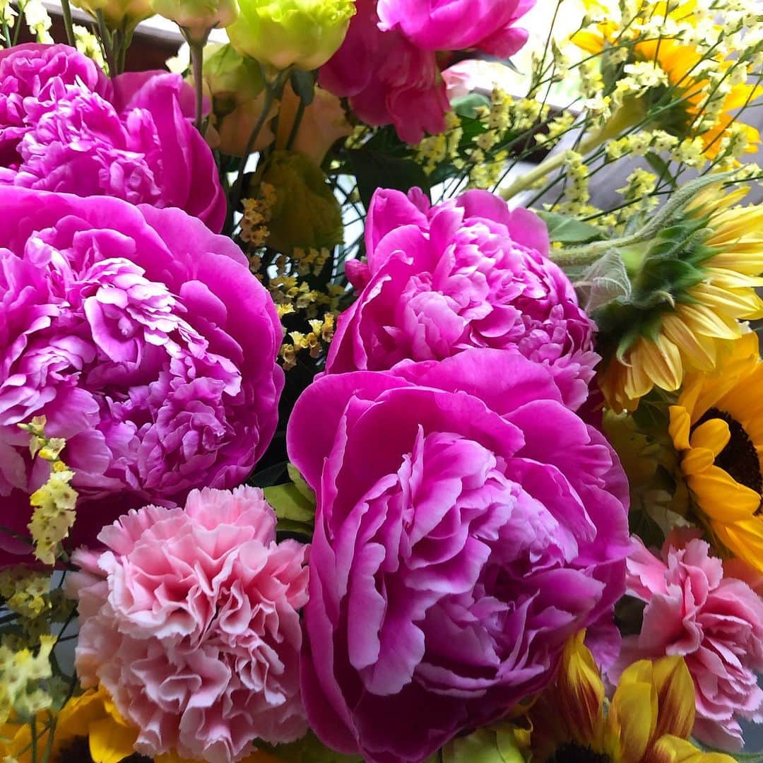 のインスタグラム：「ぷりっぷりの芍薬も元気なひまわり🌻もたくさんで可愛い☺️🥰 #花のある暮らし  #お花のある暮らし  #flower #早くお花のお稽古再開したいでやんす🥺 #草月流 #池坊」