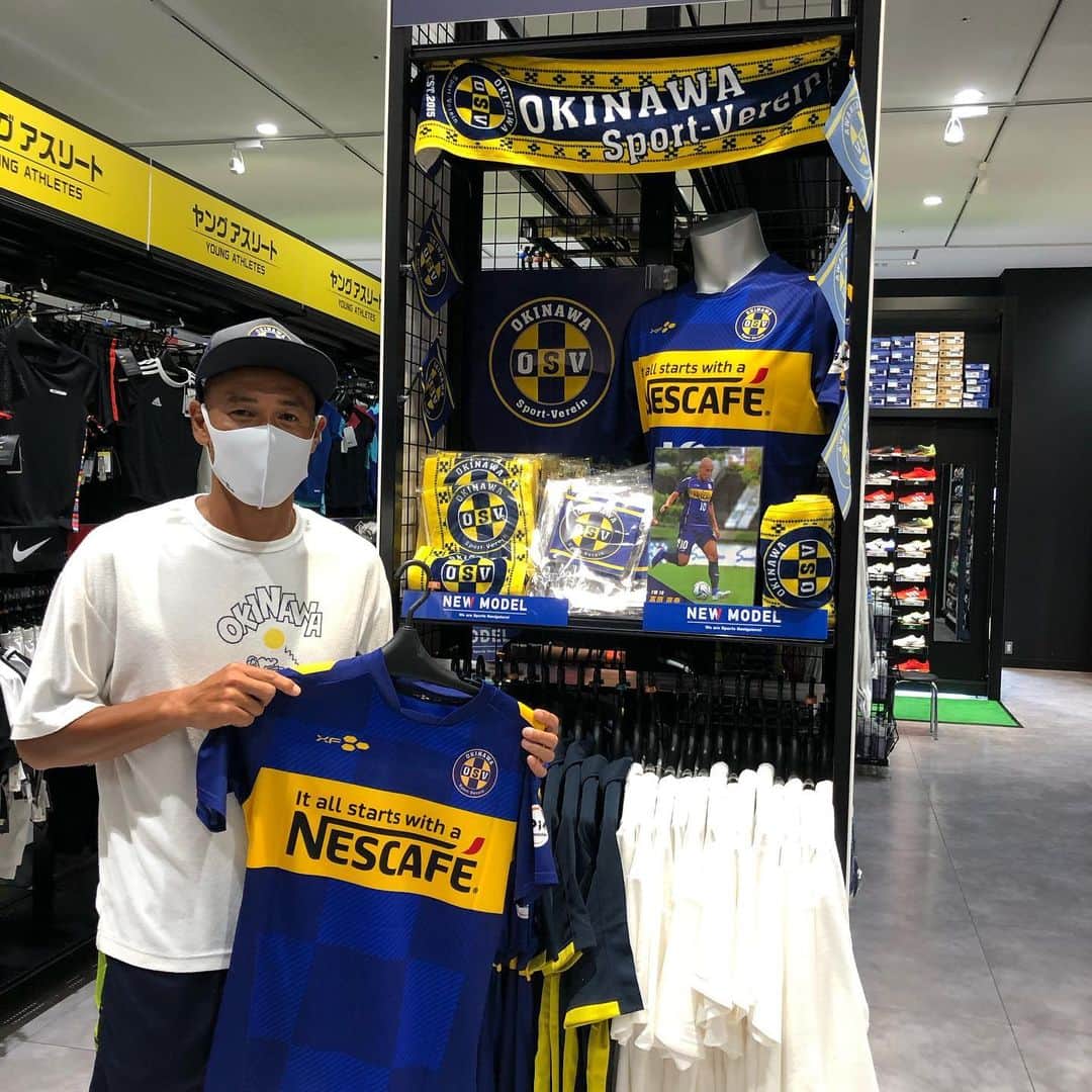 のインスタグラム：「THE SUPER SPORTS XEBIO  イーアス沖縄豊崎店にて、 沖縄SVのグッズコーナー作って頂きました！ こんど沖縄に行くんですがグッズはどこで買えますか？ たくさんの問い合わせ頂いてました。 機会があれば覗いてみてください。 イーアス沖縄豊崎は明日オープンします！ #イーアス沖縄豊崎 #今日はプレオープン #xebio  #沖縄SVグッズ #パイル地Tシャツ #ユニフォーム」