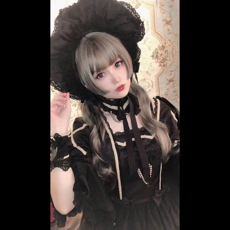 赤木クロさんのインスタグラム写真 - (赤木クロInstagram)「ゴシックロリィタ🖤 、 、 、 、 、 、 、  #animegirl #animejapan #animeworld #japan #japanesegirl #日本 #サブカル #일본여자 #코스프레 #그라비아 #角色扮演 #doll #dollcosplay #lolitafashion #lolita #lolitadress #babythestarsshinebright  #メタモルフォーゼ」6月18日 21時59分 - akagikuro