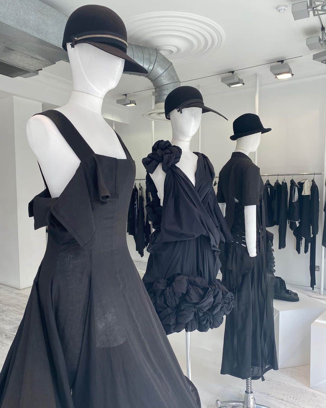 のインスタグラム：「Yohji Yamamoto Conduit Street, London reopening ▫️ We are happy to see you again ▫️ Yohji Yamamoto 14-15 Conduit Street W1S 2XJ London ▫️Monday to Saturday 10am-6pm & Sunday 12-6pm ▫️ #YohjiYamamoto #YohjiYamamotopourHomme #Ys #London #SS20」