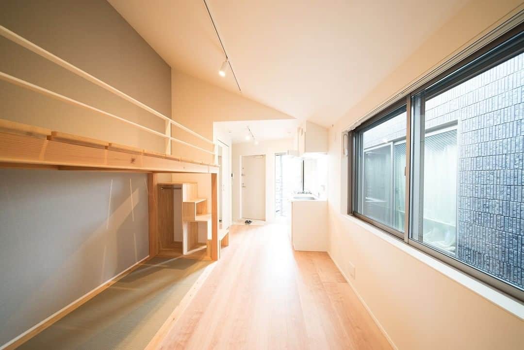 せたがやクラソンのインスタグラム：「『引っ越しでととのう 301』﻿ ﻿ ・東急田園都市線駒沢大学駅 徒歩9分 ・9.2万円・18.98m²・1R ___________________________________________________________________﻿  物の整理整頓は得意でしょうか？ 「苦手」という方は往々にして、  どこに何があるのか把握できていない ↓ 似たようなものを買ってしまっている事に気づかない ↓ 物が増えてしまい、ますます整理できなくなる  のだと、よく聞いたりします。これがストレスではなくて、むしろ「物に囲まれた生活がおちつく！」という方は特に問題はないと思いますが、ものを少なくして整理整頓された部屋で暮らしたい！ と長年悩んでいる方におすすめしたいアイディア・・・それは、ずばり「今より狭い部屋へのお引越し」。 ・ ▼詳細、そのほかのお部屋はプロフィールのリンクから﻿ @setagayakurasson﻿ ___________________________________________________________________﻿ ﻿ 「オンラインでお部屋探し」スタートしました💁‍♀️💁‍♂️﻿ ご相談お待ちしております。 ﻿  _____________________________________________________________________﻿ ﻿ #せたがやクラソン #せたがやンソン #賃貸 #お部屋探し #世田谷区 #世田谷散歩 #リノベーション #賃貸インテリア #日常 #ふたり暮らし  #田園都市線  #リノベ  #オンラインお部屋探し #お家時間 #松陰神社  #駒沢大学駅 #ヴィンテージ #三軒茶屋」