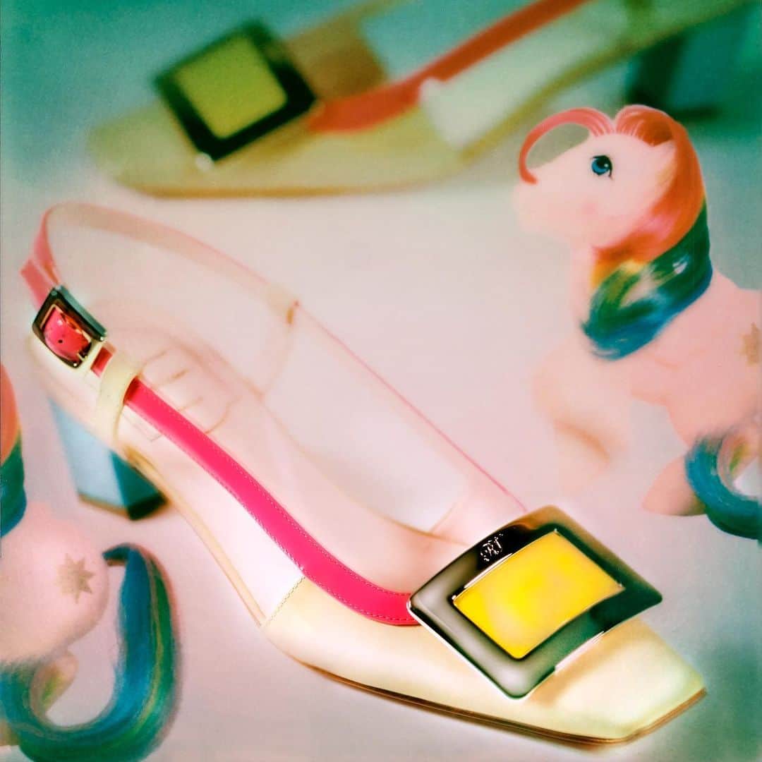ロジェ・ヴィヴィエさんのインスタグラム写真 - (ロジェ・ヴィヴィエInstagram)「Get into a summer state of mind with the cool colors of the #BelleVivier slingback pumps by @GherardoFelloni #RogerVivier #SS20 #GherardoFelloni  Discover the collection through link in bio.  Photography: @Ilariadatri_」6月18日 22時00分 - rogervivier