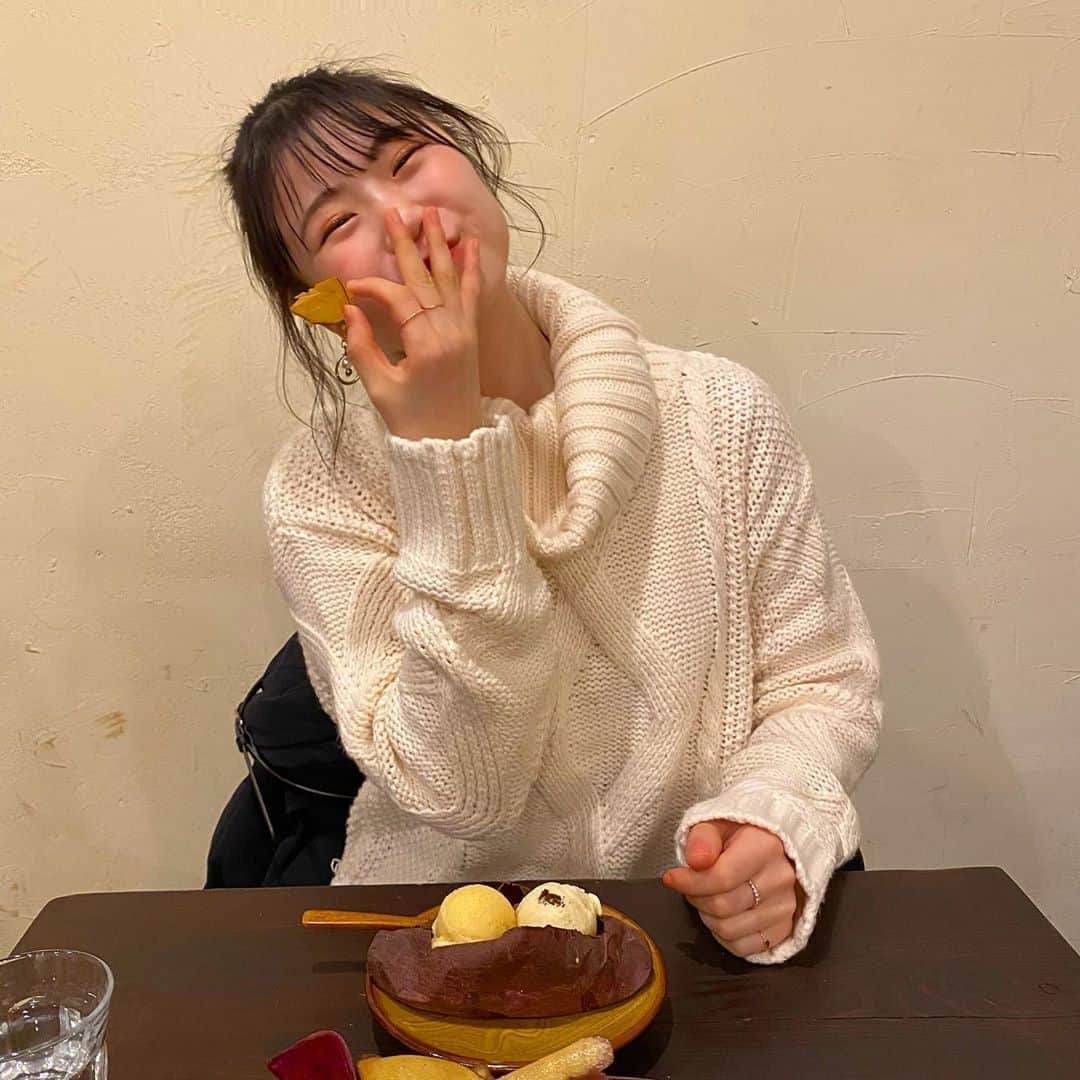 出口結菜さんのインスタグラム写真 - (出口結菜Instagram)「《🐙#中崎町　#蜜香屋》﻿ ﻿ 🍠中崎ポテト（¥560）﻿ 🍨おいもとアイス（¥720）﻿ ﻿ ﻿ ﻿ ﻿ ﻿ サツマイモ好きには絶対行って欲しいお店♥️﻿ ﻿ ﻿ 梅田の近くの中崎町の商店街っぽいところにある❕﻿ ﻿ ﻿ ﻿ 🍠中崎ポテトはカリカリ！！😍😍﻿ ﻿ ほんまに歯応えすごいです！﻿ ﻿ 綺麗に蜜がコーティングされてて、、﻿ ちょうどいい甘さやからパクパクいける💛💛﻿ ﻿ あと1つが大きいし、たくさん入ってる✌️✌️✌️✌️﻿ ﻿ ﻿ 🍠おいもアイスはアイスはもちろん美味しいねんけど﻿ ﻿ ﻿ サツマイモが美味しすぎる😖😖😖😖﻿ ﻿ ﻿ サツマイモが甘くて、、、﻿ それに溶けたバニラアイスと一緒に食べたら、、、、 ﻿ ﻿ 最高の食べ方🤩🤩🤩🤩﻿ ﻿ ﻿ アイスも2つ入ってて贅沢❕﻿ ﻿ サツマイモはどっしりしてるから結構お腹にたまる！﻿ ﻿ ﻿ ﻿ うちは友達と2人で行って﻿ ・おいもアイス×2﻿ ・中崎ポテト１つ﻿ ﻿ 頼んだら2000円ジャストで割り勘しやすいから﻿ この頼み方オススメ😆✌️﻿ ﻿ ﻿ 店内も落ち着いてて、﻿ 帰るタイミングわからんくなる、笑﻿ ﻿. 次は焼き芋も食べたい、 ﻿ \並んででも食べて欲しい🥰/﻿ ﻿ ﻿ ____________________________________________________﻿ ﻿ ❤️ 大阪府大阪市北区中崎町1-6-20 ﻿ 💗大阪駅から🚶‍♀️30分ぐらい/中崎町駅から🚶‍♀️1分﻿ 💛12時〜19時﻿ 💚定休日:火曜日﻿ 💙行列店﻿ ____________________________________________________﻿ ﻿ #大阪 #🍠 #🍨 #中崎町カフェ #中崎町グルメ #カフェ #カフェ巡り #cafe #大阪カフェ #大阪グルメ #大阪カフェ巡り #大阪スイーツ #梅田 #梅田カフェ #梅田グルメ  #関西グルメ #さつまいも #サツマイモ #アイス #yummy #yummyfood #sweets #japanesefood #japanesesweets #food #グルメ  #instafood #ラビグルメ」6月18日 22時09分 - yui_laby0622