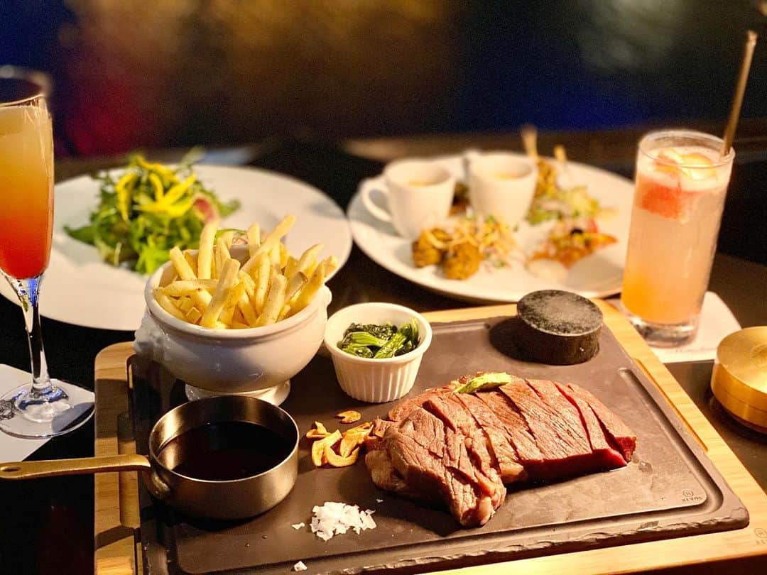 のインスタグラム：「夜景を見ながらテラスBBQ🍖  フレンチBBQ「泡ガーデン」が スタート✨ リバービューがとにかく絶景です✨  牛ロースステーキ食べ放題。 スパークリングワイン3種、 ビール、泡サワーなどの 飲み放題付。 コレで3980円❣️ ・ もちろん、 COVID-19対策もばっちり。 今日も雨ザーザーになるまで、 大きな窓全開！ ほぼ外❤️まるで外❤️ の開放感あふれるオープンテラス。  これからの季節にめちゃオススメ❤️ ・ #泡ガーデン  #福岡bbq  #福岡バーベキュー  #福岡ビアガーデン  #福岡グルメ  #博多グルメ  #博多ミツバチ  #mitsubachi  #ステーキ  @mitsubachi.38」