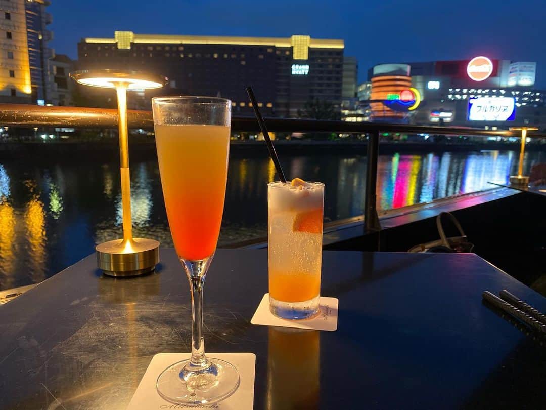 のインスタグラム：「まるでデート❤️ ・ 夜景を見ながらテラスBBQ🍖  フレンチBBQ「泡ガーデン」が スタート✨ リバービューがとにかく絶景です✨  牛ロースステーキ食べ放題。 スパークリングワイン3種、 ビール、泡サワーなどの 飲み放題付。 コレで3980円❣️ ・ もちろん、 COVID-19対策もばっちり。 今日も雨ザーザーになるまで、 大きな窓全開！ ほぼ外❤️まるで外❤️ の開放感あふれるオープンテラス。  これからの季節にめちゃオススメ❤️ ・ #泡ガーデン  #福岡bbq  #福岡バーベキュー  #福岡ビアガーデン  #夜景  #福岡グルメ  #博多グルメ  #博多ミツバチ  #mitsubachi  #ステーキ  @mitsubachi.38」