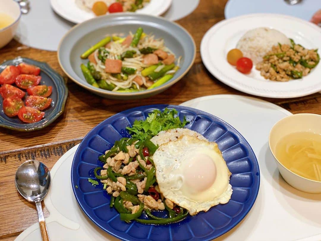 黒宮ニイナのインスタグラム：「おうちご飯🍚頑張って作っていた日々☺️ プロフィールのトップにその他のお料理UPしてあります✨  自分のモチベーションを上げるためにも素敵なお皿と盛り付け、そして写真アップを心掛けていたら 主人に自粛中、料理上達したんじゃないとお褒めのお言葉も頂いて頑張った甲斐があった😂 帰宅が遅く、家で夕飯を食べることが少なかったのでみんなで揃っての食事もこんな事がないとなかなかできなかったなと改めて思いました☺️ お料理は味も大事だけど、見た目も綺麗だと楽しいし食欲も出る💓 もっとお料理上手になってみんなが楽しい食卓になるようにママ頑張るよ🤗  #おうち時間 #おうちご飯 #夜ご飯 #夕ご飯 #晩ご飯 #手作りご飯 #手料理 #和食 #ぬか漬け #漬物 #ぬか漬け初心者 #料理写真 #器集め #器 #器好き #ママ #2児ママ #2人育児 #ママライフ #キッチングラム #delistagram #cooking #homemade #homecooking #mamalife」