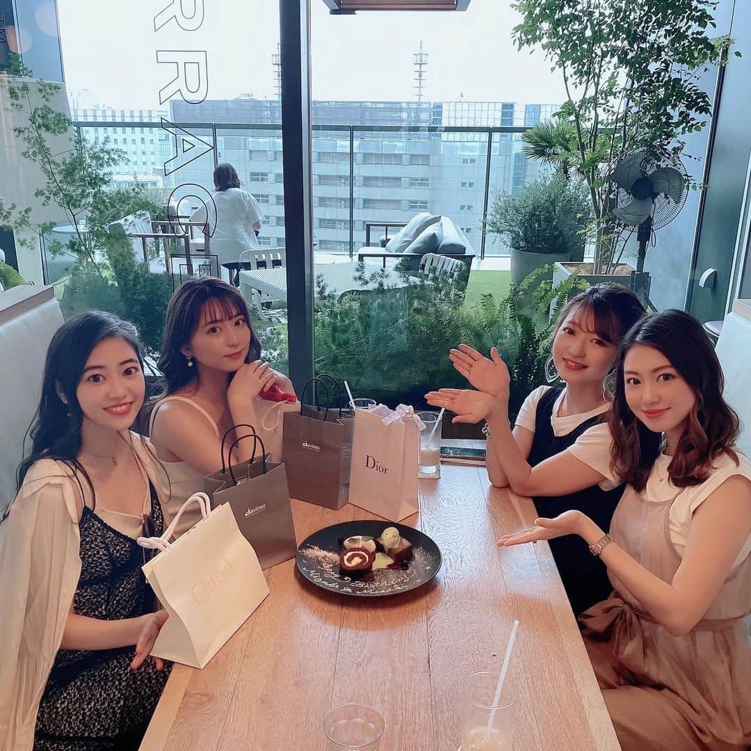 堀尾実咲のインスタグラム：「お誕生日のお祝いを してもらった🐰  ありがたいなぁ☺️💓 ・ ・  久しぶりの集まりで 人見知りしちゃったけど(友達w  心がホクホクしている☺️」