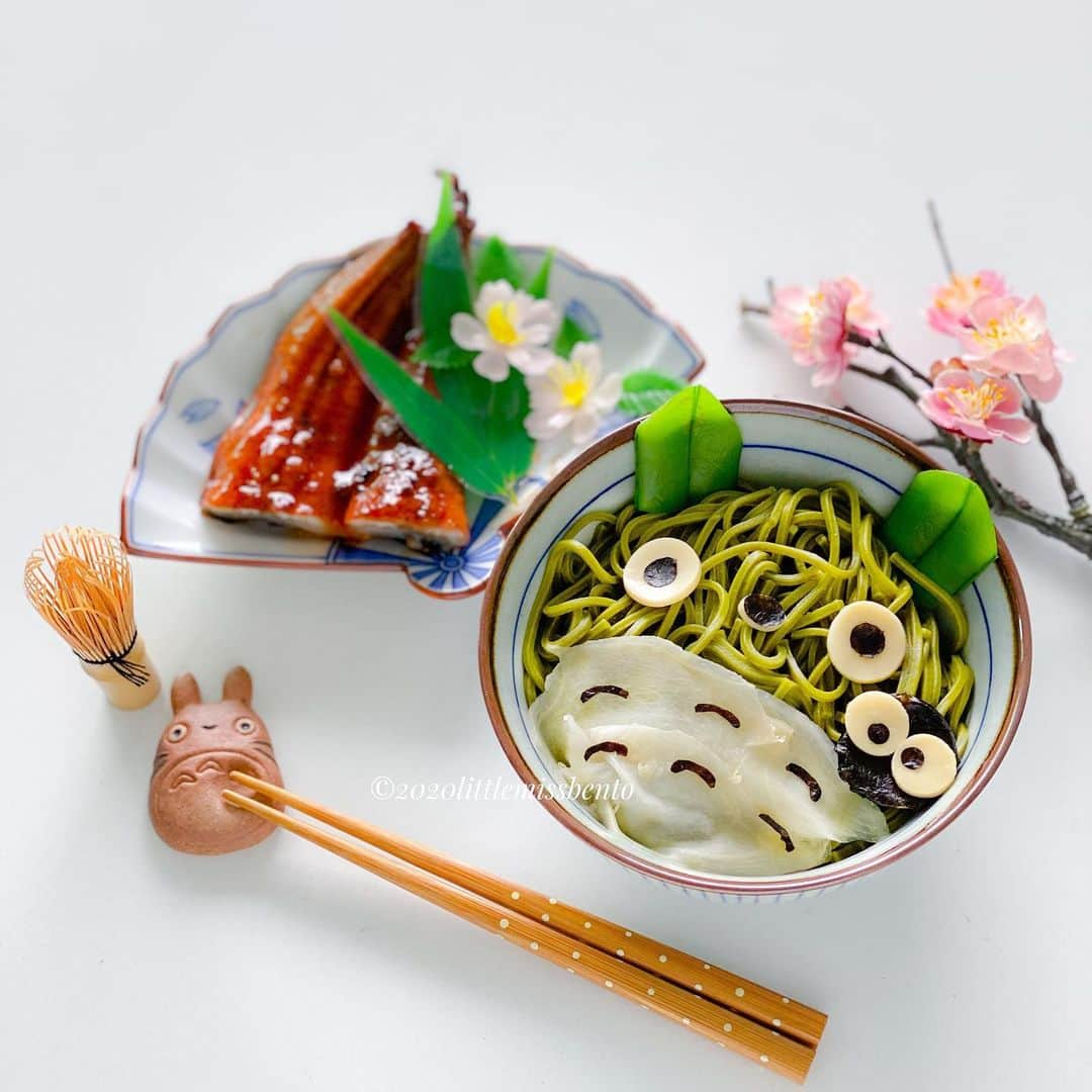 Little Miss Bento・Shirley シャリーさんのインスタグラム写真 - (Little Miss Bento・Shirley シャリーInstagram)「Totoro soba with unagi for lunch! 🍵🍜 I have tried so many brands of cha soba (green tea soba) here, I finally found one that I like. I could smell the green tea the moment I opened the pack ~~~~ The noodles also had a gorgeous green color.  #littlemissbento #foodart #foodartist #edibleart #cutefood #kawaiifood #キャラ弁 #可愛い弁当 #茶蕎麦 #chasoba #sobanoodles #茶そば #トトロ #となりのトトロ #totoro #myneighbortotoro #studioghibli」6月18日 13時21分 - littlemissbento