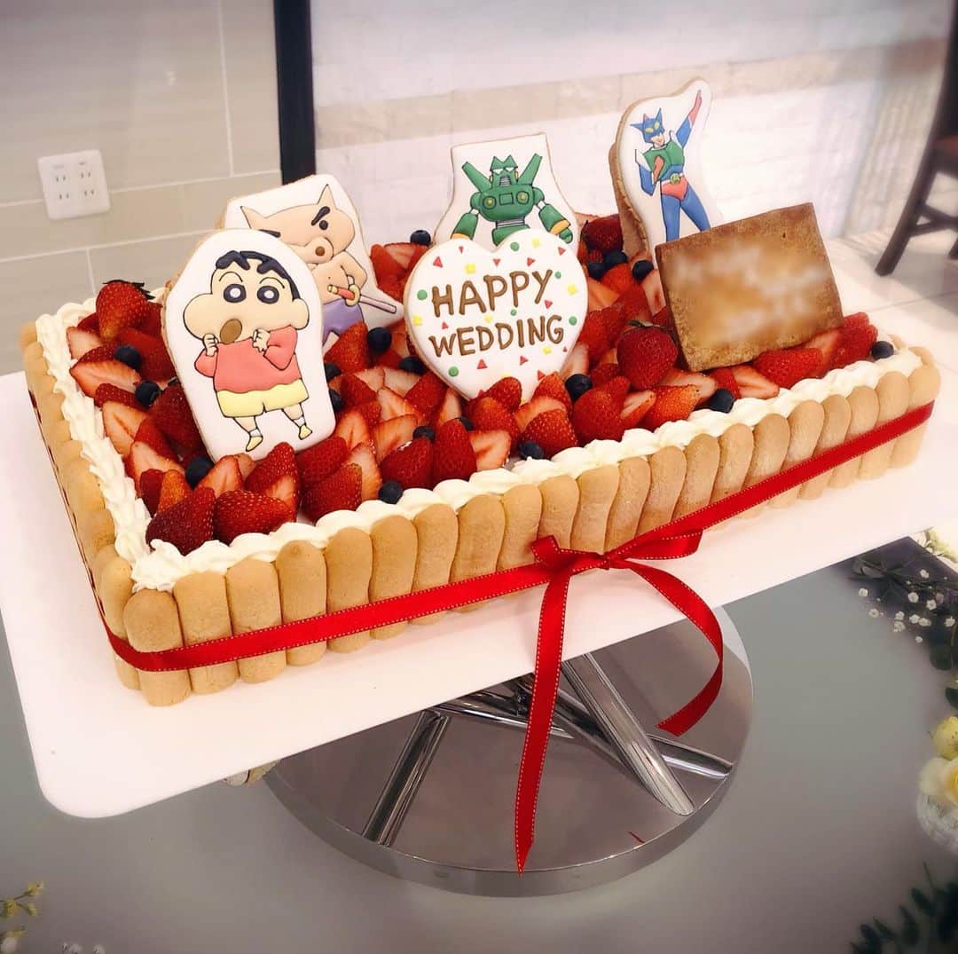 のインスタグラム：「とっても可愛いWedding Cake🎂👏 クレヨンしんちゃんが大好きなかわいいご夫婦☺️💗 . 早くコロナが落ち着いて またみなさんから幸せのおすそ分けいただきたい！🎤 . #akita #weddingcake #クレヨンしんちゃん #披露宴 #司会 #mc」