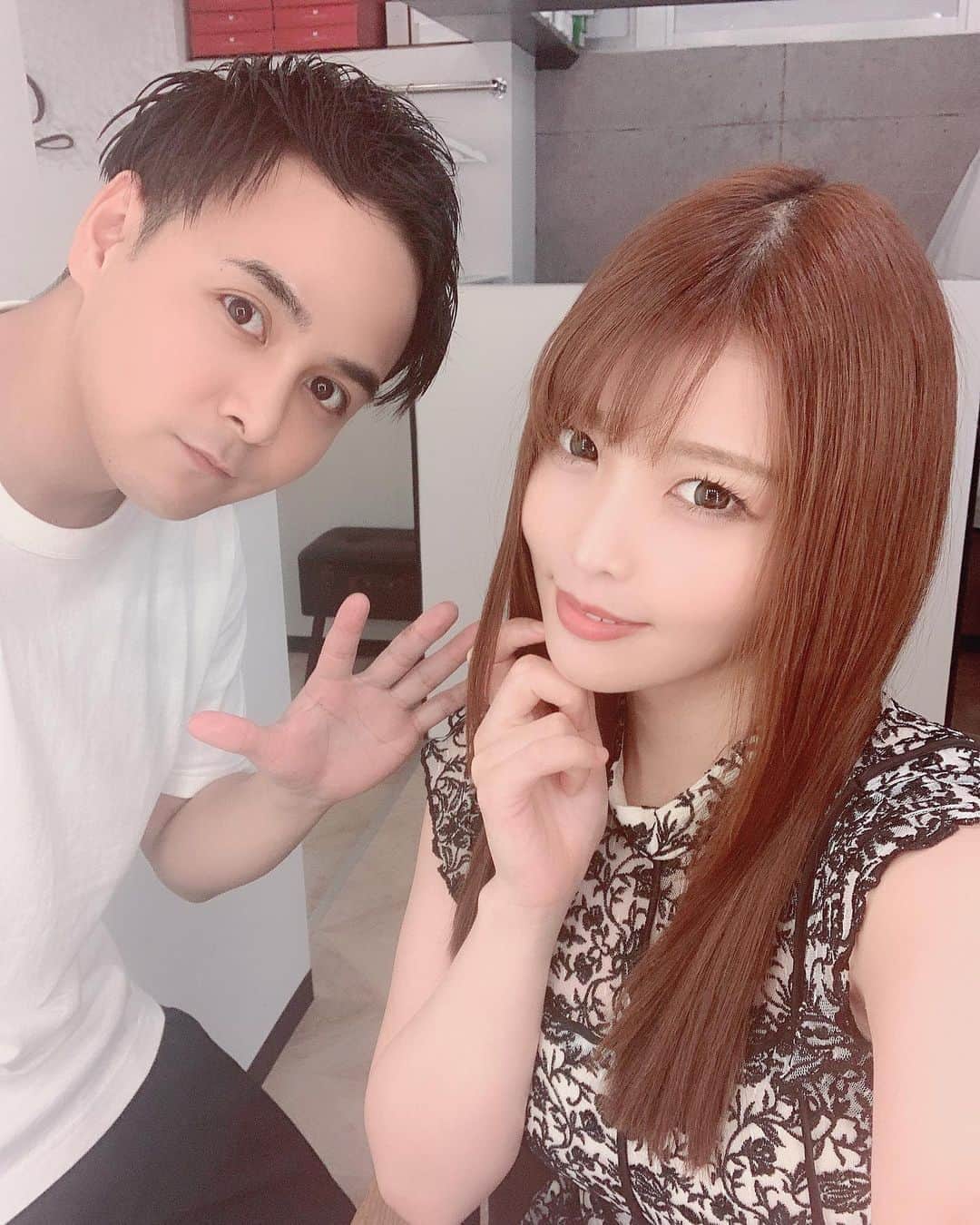 新村あかりのインスタグラム：「@rrsalon_  さんでトリートメントしたよー！ めっちゃ良かったのでみんなにもオススメしたい‼︎ 担当はkevinさん　@kv_amn29  だよ✨  縮毛矯正+カラーで傷みまくりで伸ばしたいのに切っちゃうから、今回は伸ばしたくて通うことに決めました🥺💕 髪ブラ出来るくらいまで伸ばしたい〜😭頑張る！！！ 見ての通りトリートメント後はサラサラ（感動）  #髪質改善 #トリートメント #ミネコラ #髪伸ばし中」