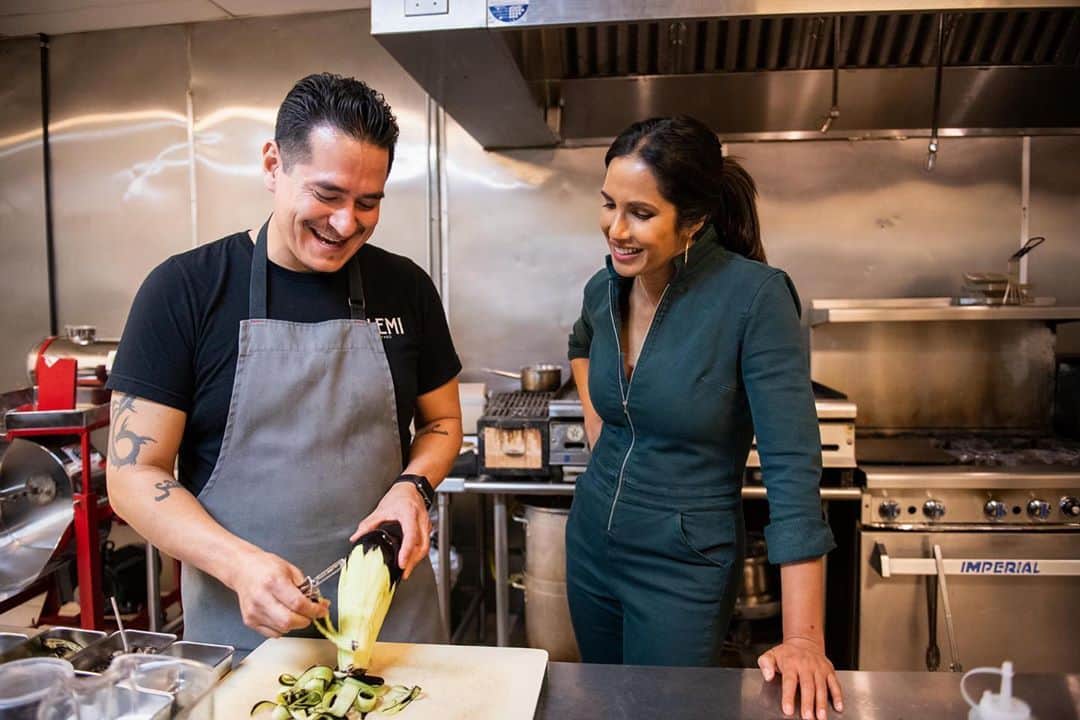 Hulu Home of Emmy-winningさんのインスタグラム写真 - (Hulu Home of Emmy-winningInstagram)「Talk about food for thought. All episodes of #TastetheNation with Padma Lakshmi are now streaming, only on Hulu.」6月18日 13時34分 - hulu