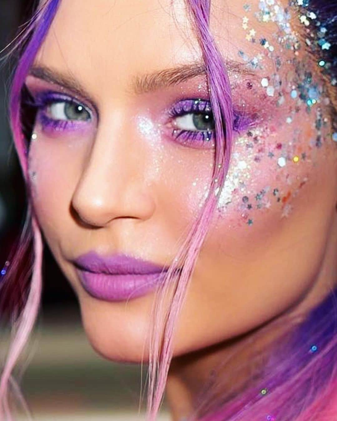 Carolina Gonzalezさんのインスタグラム写真 - (Carolina GonzalezInstagram)「💜J O💜 @josephineskriver Purple Hazeeeee #throwback #pride #pridemonth  #makeupCarolinaGonzale  #CGonzalezBeauty  #hair @raisingkaned」6月18日 13時28分 - cgonzalezbeauty