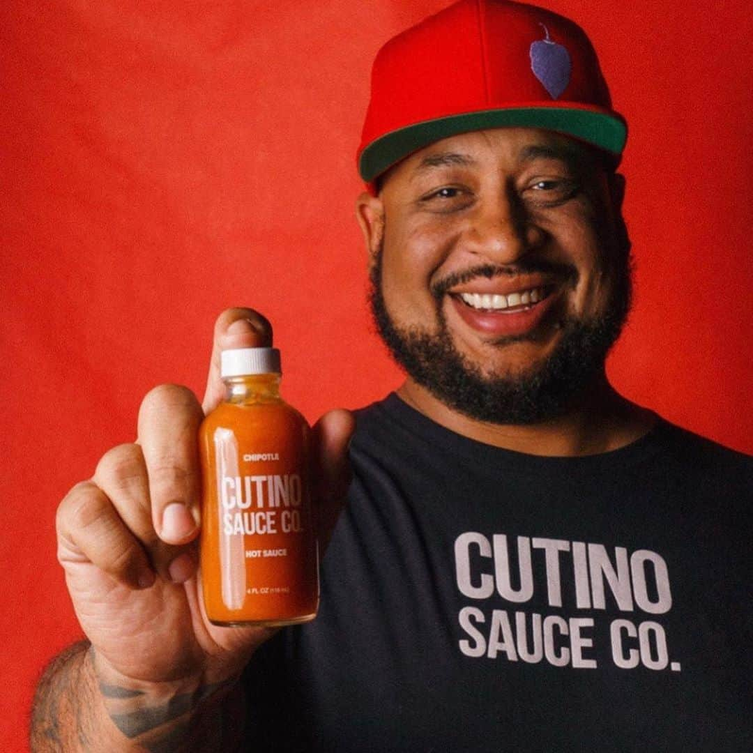 ジミー・キンメルさんのインスタグラム写真 - (ジミー・キンメルInstagram)「This handsome devil @jacob.cutino happens to make the best hot sauce I’ve ever had. Get a set for Dad and two for yourself. @cutinosauce」6月18日 13時43分 - jimmykimmel