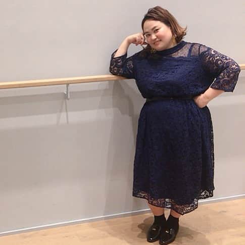 おかずクラブのインスタグラム：「TSUTAYAコミック大賞授賞式のゆいPさんのドレスのサイズ感について追記！ 今回痩せたと知ってたのですが、あえて実際のサイズより大きめサイズにしました！ おそらく本来なら、1サイズ2サイズ小さくても問題なかったのですが、大きいサイズをチョイスする事によって、本人も着用した感じで自分が痩せた事実感してモチベーション上がるかな。と言う部分と、ジャストサイズでタイトに着用するとよりドレッシー感が出ると思うのですが、あえてゆったりサイズにウエストベルトをして、ブラウジングし(丈のバランス調整もあるので)、ウエストの位置がハッキリする事でよりメリハリが出てスッキリする様にしました！ またソックスにフラットシューズなので、Iラインでドレッシーに着用するより、少しカジュアル感が出ていいかなー。と思い、サイズチョイスしました！！ ジャストサイズでボディーラインを出した方がスッキリ見える事もありますが、強調したい場所にポイント置いて、メリハリを見せる方がスッキリする時もあるので、何か参考になればと思い、追記しましたー！ スタイリストでしたー！！！」