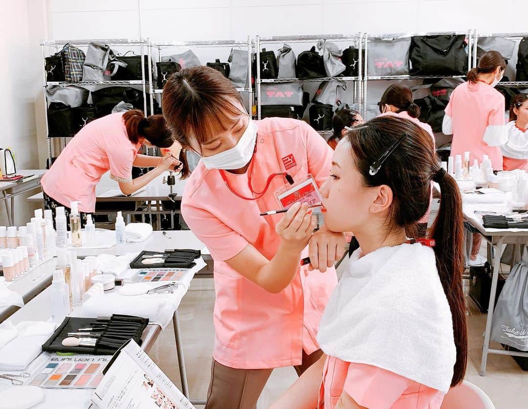 Bmodeさんのインスタグラム写真 - (BmodeInstagram)「【トータルビューティー科1年生】 学校が再開して3週間が経とうとしています！ 今では実習も相モデルで行えるようになり、基礎技術をしっかりと身に付けていきますp(^^)q  #bmode #ビーモード #ビューティーモードカレッジ #美容 #美容学校 #エステ #エステティック #メイク #実習授業 #沖縄 #okinawa #instagood #instabeauty」6月18日 13時37分 - b.mode