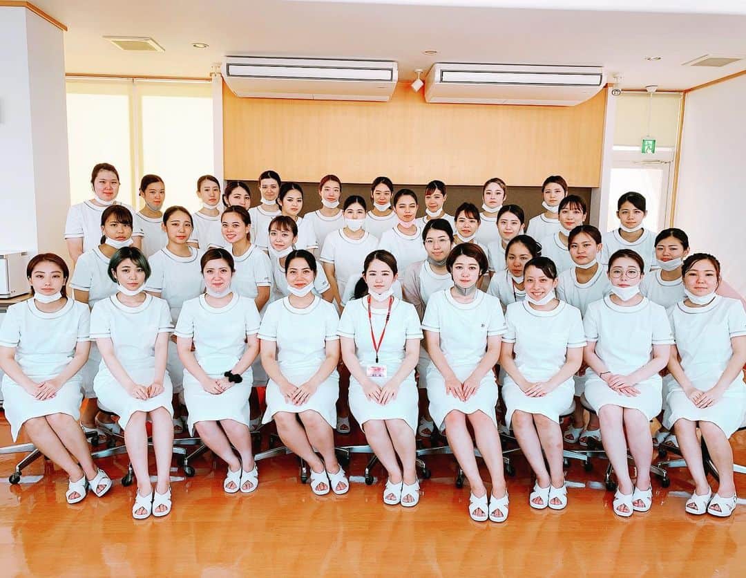 Bmodeさんのインスタグラム写真 - (BmodeInstagram)「【トータルビューティー科1年生】 学校が再開して3週間が経とうとしています！ 今では実習も相モデルで行えるようになり、基礎技術をしっかりと身に付けていきますp(^^)q  #bmode #ビーモード #ビューティーモードカレッジ #美容 #美容学校 #エステ #エステティック #メイク #実習授業 #沖縄 #okinawa #instagood #instabeauty」6月18日 13時37分 - b.mode