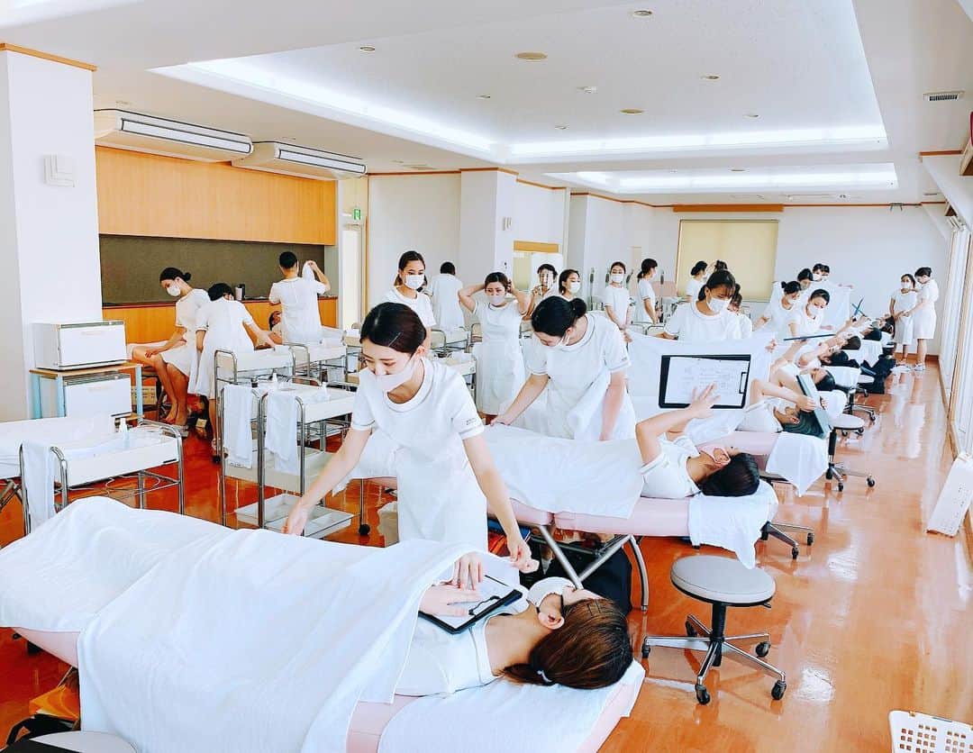 Bmodeさんのインスタグラム写真 - (BmodeInstagram)「【トータルビューティー科1年生】 学校が再開して3週間が経とうとしています！ 今では実習も相モデルで行えるようになり、基礎技術をしっかりと身に付けていきますp(^^)q  #bmode #ビーモード #ビューティーモードカレッジ #美容 #美容学校 #エステ #エステティック #メイク #実習授業 #沖縄 #okinawa #instagood #instabeauty」6月18日 13時37分 - b.mode