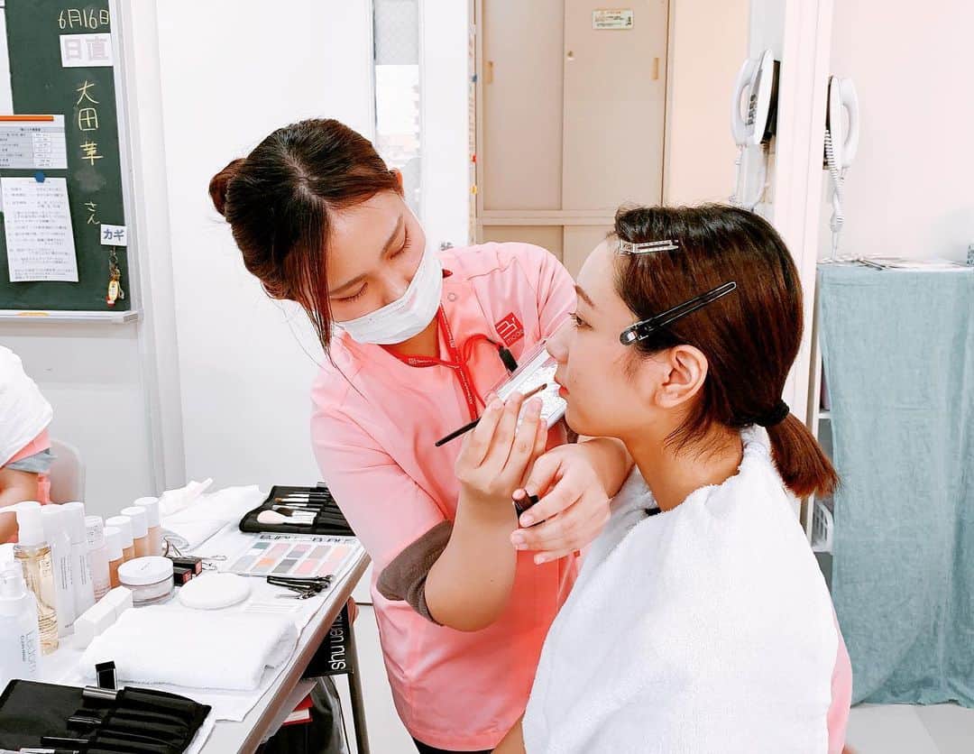 Bmodeさんのインスタグラム写真 - (BmodeInstagram)「【トータルビューティー科1年生】 学校が再開して3週間が経とうとしています！ 今では実習も相モデルで行えるようになり、基礎技術をしっかりと身に付けていきますp(^^)q  #bmode #ビーモード #ビューティーモードカレッジ #美容 #美容学校 #エステ #エステティック #メイク #実習授業 #沖縄 #okinawa #instagood #instabeauty」6月18日 13時37分 - b.mode