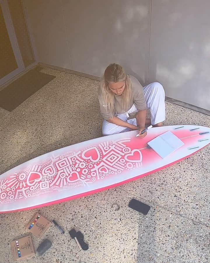 フェリシティー・パルマティアーのインスタグラム：「@WSL Wellness Weekly: Inspired by the athletes to keep you staying healthy and happy, both physically and mentally. Click the link in my bio to find out how I got into art and checkout my surfboard DIY using @surfpaints ☺️👩🏼‍🎨 #flickpalmateerart #felicitypalmateerart」