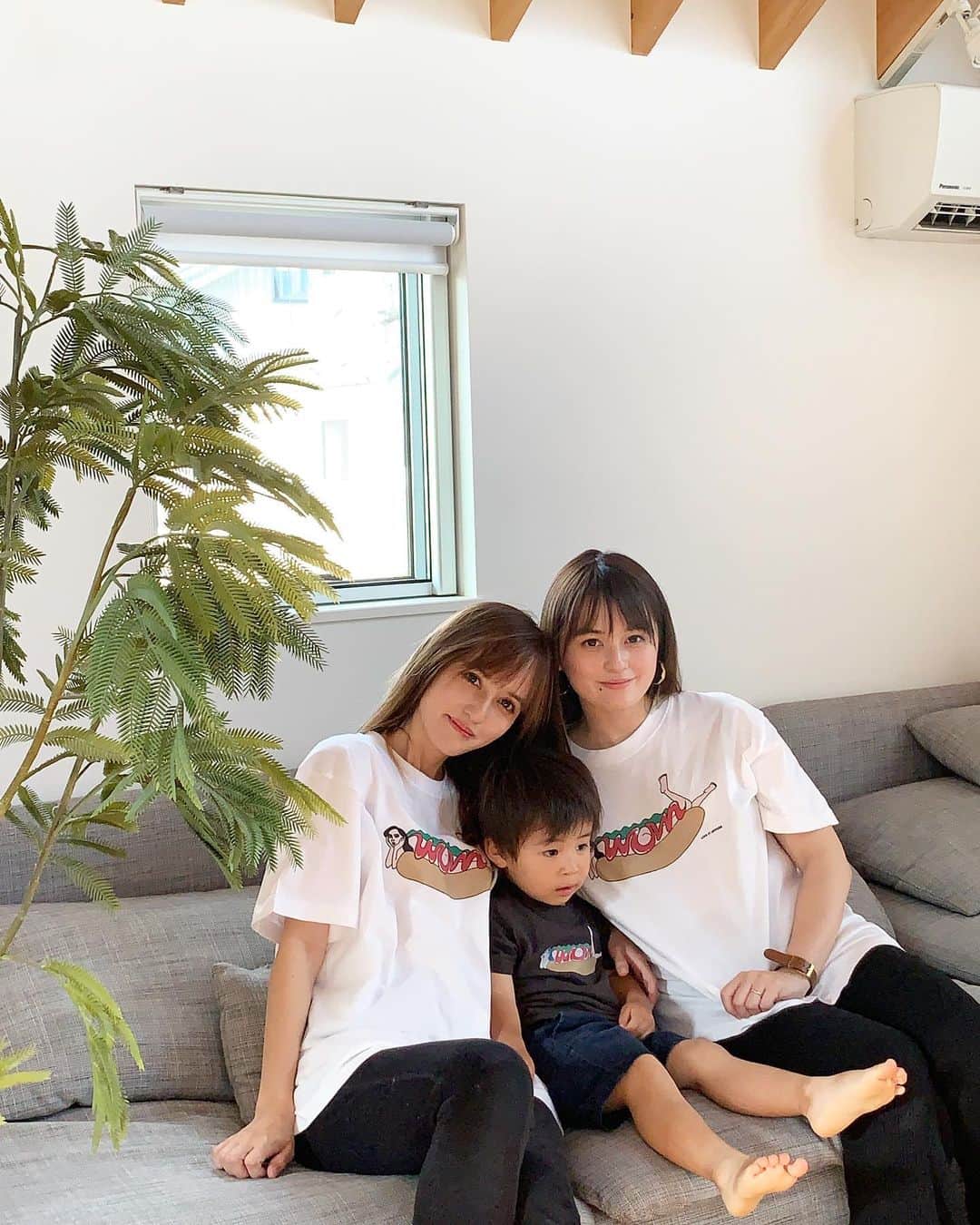 のインスタグラム：「#wom(@wom0604)のTシャツを甥っ子と姉(@erinaokuyama)にプレゼント🎁3人でお揃い💕 ・ 実は姉親子は初のお揃いらしい❣️やっぱりお揃いって可愛いくてほっこりして好きです😊甥っ子は水遊びなど多くてヤンチャなので黒いTシャツにしましたよ🙋‍♀️✨汚れても分からない♪ ・ 私と姉はMサイズで少し大きめのTシャツに♪甥っ子のTシャツ100cmです💓 有名なイラストレーターのMIDORIさんとのコラボTシャツだからおしゃれで可愛いですよ👕 ・・・ #instafashion #fashion #coordinate #instacoordinate #outfit #ootd #ファッション #コーディネート#ol #olコーデ  #ぽっちゃりコーデ #痩せて見えるコーデ #プレぽっちゃり#プレぽちゃ #細見えコーデ #155cmコーデ #親子おそろいコーデ」