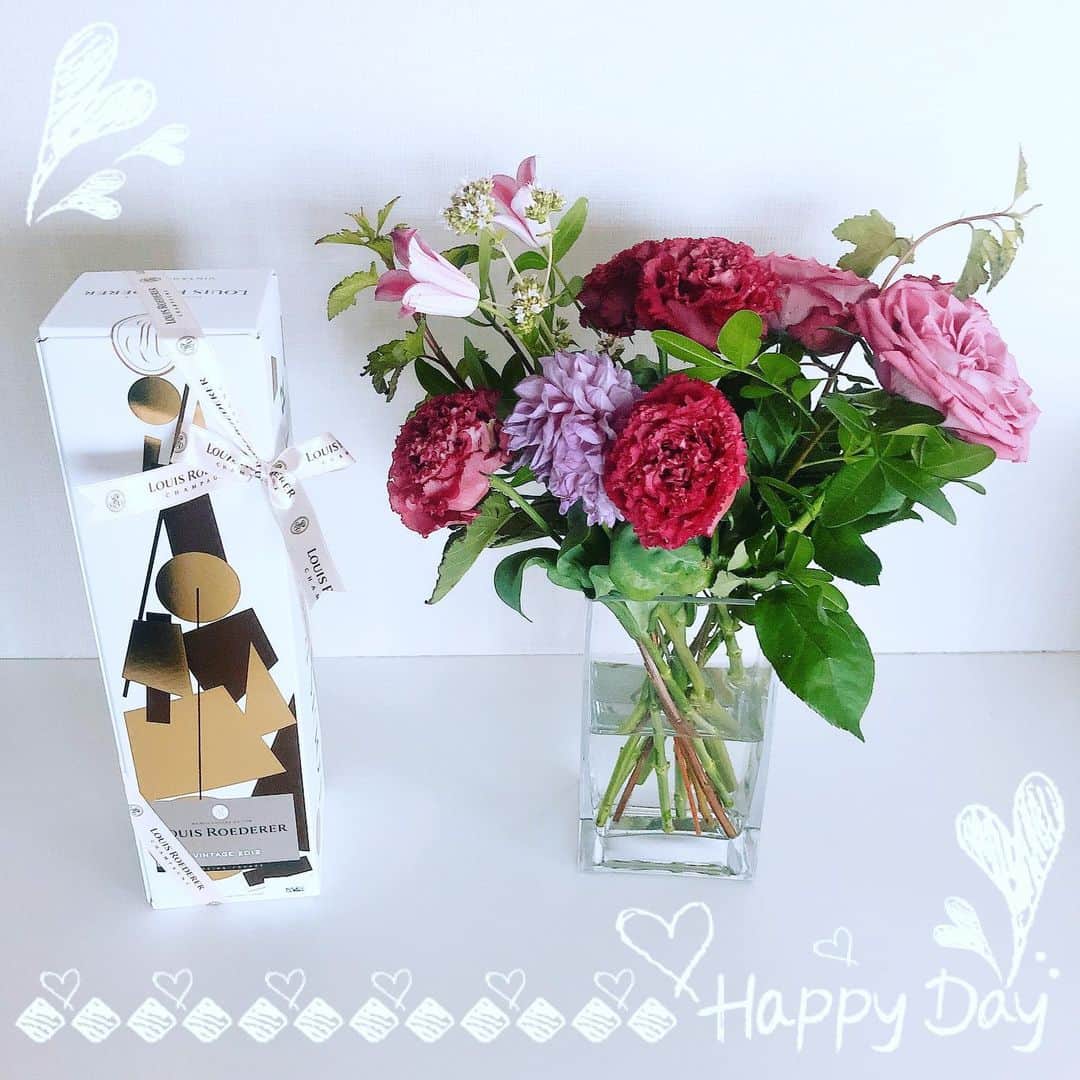 杏子さんのインスタグラム写真 - (杏子Instagram)「#杏子の今日の好きなモノ  #champagne 🥂 　と #お花 💐  昨日、#OneFlameTwoHearts のリリースのお祝いにスタッフから、頂きましてん。  メッチャウレシカッタ🤗  どちらも、大好物でオマス💓」6月18日 14時04分 - kyoko_anzu