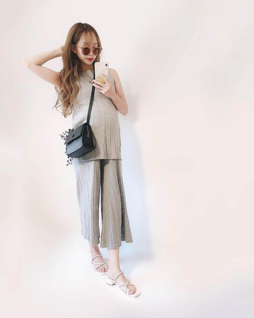 のインスタグラム：「... ⑅ 𝐶𝑜𝑜𝑟𝑑𝑖𝑛𝑎𝑡𝑒 ... ... . . お腹ぽっこーん🤰♡♡♡今日で10ヶ月♡ . セットアップが楽ちん♡♡♡ そしておにゅーのBAGが可愛くて👝❤︎ . 綺麗めな服もカジュアルな服も なんでも好きで、統一感ないタイプだから カジュアルな日に凄い使える♡♡ . BAGはよく買う、LUPISです(ˊᵕˋ⑅) なんてったって2070円🤗安い〜♡♡♡ . 品番:bag0077 . ついでに巻いてるスカーフも163円☺️🎀 スカーフ好きで、いっぱい持ってるけど 元から細いこのタイプだと、簡単に 頭に巻けるから便利でありがたい☺️♡♡ . . ………………………………(♡)……………………………… .」