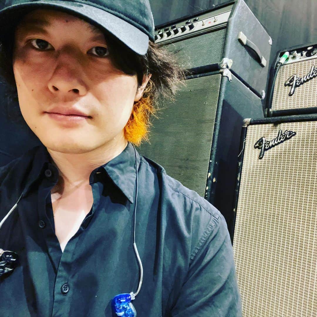 磯部寛之のインスタグラム：「It’s been a whiiiiillllleeeee. Great to be back in studio with my mates. Rehearsing for our first online live show. Hiro ひっっっっっさしぶり。メンバーとスタジオに戻って来れて最高な気分。我々初の配信ライブに向けてリハーサル。めっちゃ最高に気持ち良い。やっぱこれよね、これ◎ ひろ #alexandros #live #online #thisweekend #20th #21st #配信ライブ #リハ #今週末 #お楽しみに」