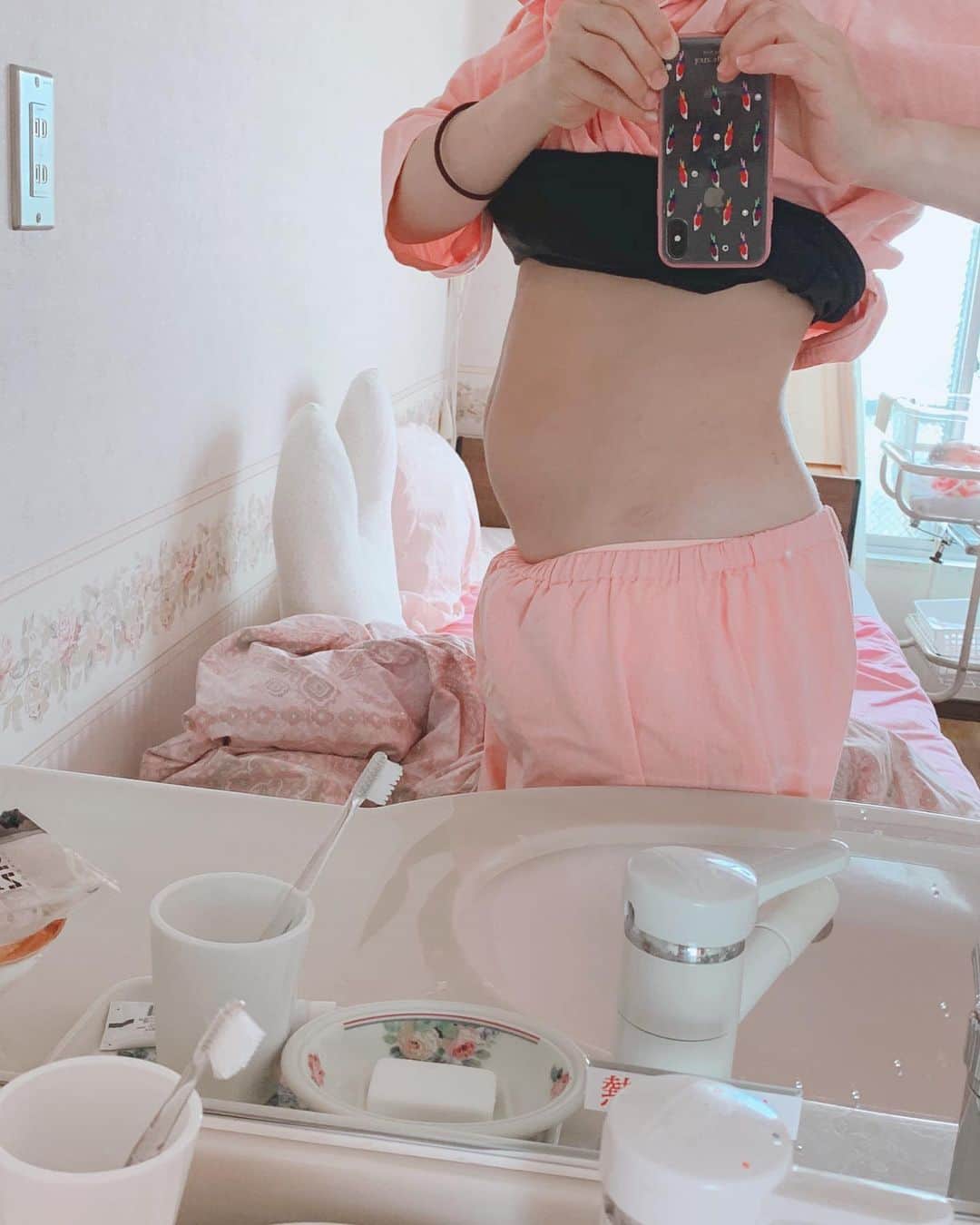 鈴木莉紗さんのインスタグラム写真 - (鈴木莉紗Instagram)「今日は1ヶ月検診でした👶🤱 産前産後の体型は大きく変化しました😳 ⚠️また長文になります。 妊娠中は14kg増えちゃった😱 (今しか食べられないし😤と気にせず食べていたらあっという間に…笑) ・ 今朝の数値はpic2〜4デス。 現在のお腹はpic5.6💁‍♀️ 体重は出産直前より11kg減↘️ 体脂肪率はずーっと測れていませんでしたが妊娠前より9%増(体脂肪率14%でも妊娠したことに驚き…😳) 妊娠前に着ていた服はゴムウエスト以外恐くて着ていません😂 ・ ⚠️出産翌日のお腹はpic7〜9。 「この中年太りのひと誰？😱」が第一印象で、現実を受け入れるのに時間がかかりました😂 ・ 完全母乳で、出産してから2〜3時間おきに授乳とオムツ替えの無限ループ。 家事などもやるため、バッタバタで食事は夜のみしっかり食べてる感じです(もちろんご飯ガッツリ) ・ 最近はトレーニングをする時間を捻出するのが難しくなってきました😱 ・ 体幹部、腕、大腿部に脂肪がかなりついたのでゆっくり戻していきます‼️ #加圧トレーニング #加圧インストラクター  #産後ダイエット #産後のお腹 #初マタ #ダイエット #産後ダイエット部 #産後ママ #産後トレーニング #完全母乳 #母乳育児 #高齢出産 #高齢妊婦」6月18日 14時26分 - suzuki__lisa