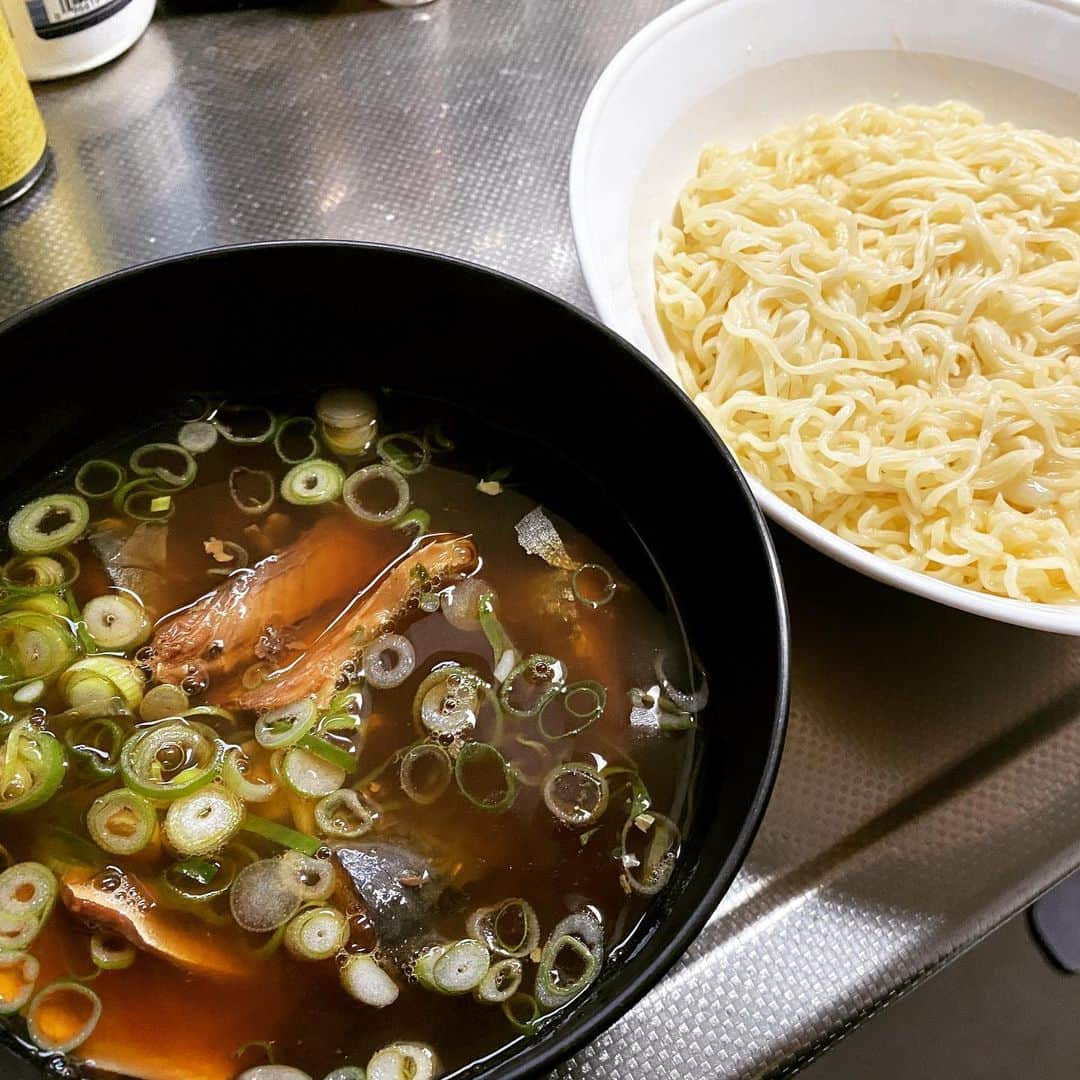 Kzyさんのインスタグラム写真 - (KzyInstagram)「#インスタントラーメンアレンジ  #つけ麺アレンジ  #魚介醤油つけ麺 #鯖缶 #サバ缶 #ネギバカ  #もうちょっと濃い味でも良かった  #そんな昼飯 でした。 #dragongate #prowrestling  #おうちごはん #雨ですね」6月18日 14時44分 - kzy_time_ebe2