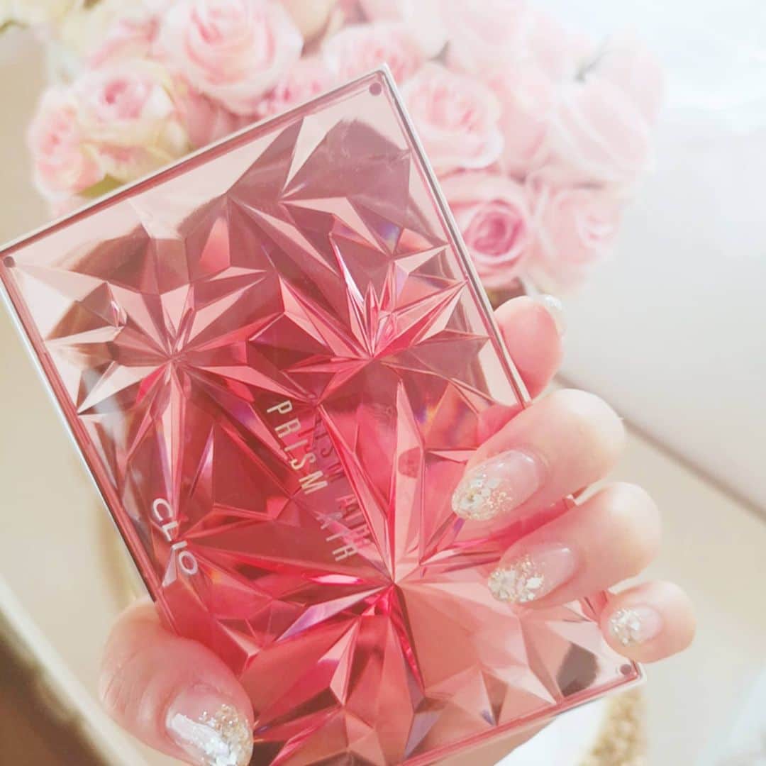 中島彩のインスタグラム：「お迎えしたばかりの @clio_official の新作アイパレット💕  マスクしていると定番ブラウンメイクじゃ暗く見えがちなので、ピンク系にチャレンジ😘 クリオのシャドウはラメ感がとってもきれいだし、このパレットも絶妙なカラーで使いやすく捨て色なし😍 新鮮なピンクアイメイクにハマりそうです❤️ #クリオ  #プリズムエアアイパレット  #ピンクアディクト  #clio #prismaireyepalette #pinkaddict  #韓国コスメ　#アイシャドウパレット #アイメイク　#ピンクメイク　#マスクメイク　#キラキラメイク #キラキラアイシャドウ」