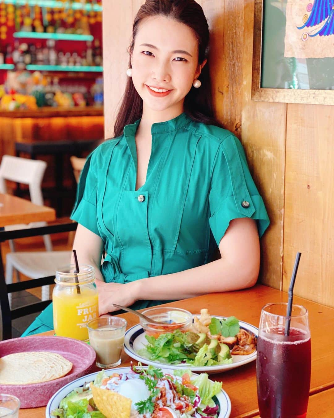 工藤沙織さんのインスタグラム写真 - (工藤沙織Instagram)「【サリーといただきます🍴】 . . たまに食べたくなるメキシカン🥑 . . 1年ぶりくらいに大好きなペンシルアーティストのともさんと会って会っていない間のアレコレを話してお互いの価値観を語り尽くしました。  ランチでチョイスしたお店は新宿3丁目にあるアボカド専門店のMexican Dining AVOCADO🥑💚 ここは大学生の頃やミス・ユニバース埼玉の同期とも行ったことのある思い出のお店。  今回オーダーしたのは、 十六穀米タコライスとチキンファヒータ✨  たまに食べたくなるメキシカン。お腹も心もいっぱいになって幸せな1日でした。  今度は夜にモヒートとかも一緒に飲みながら食事を楽しみたいな。  #mexicandiningavocado #新宿メキシカン #新宿ランチ #アボカド🥑 #メキシカン #新宿ディナー #新宿グルメ #新宿カフェ #pr #コラボペース」6月18日 14時40分 - sally.kudo