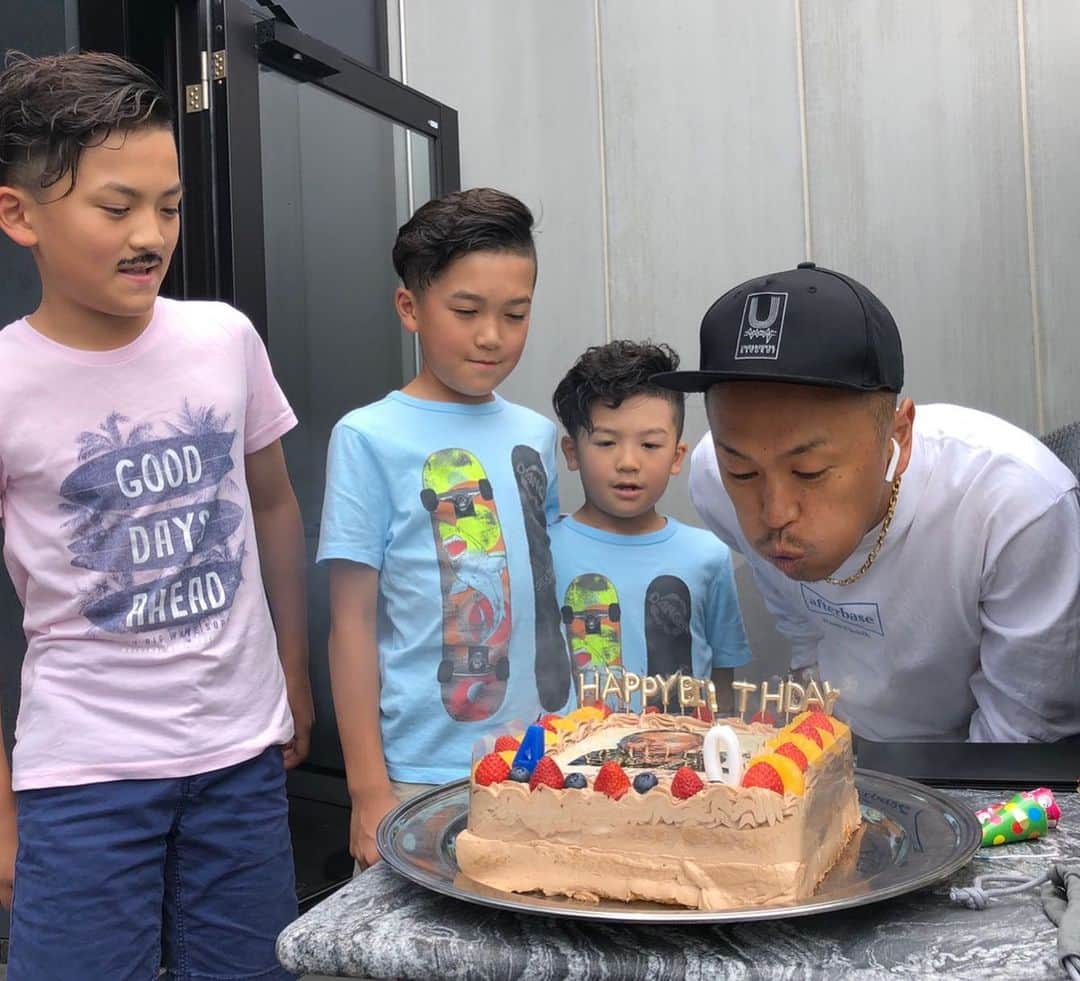 DJ LEADさんのインスタグラム写真 - (DJ LEADInstagram)「マネージャーから 企業ミーティング入ってる言われて、 昼から打ち合わせに行ったらドッキリやって、 DJ 教えてる少年達が誕生日会企画してくれてて、サプライズしてくれた。 素敵なケーキと 最高に嬉しい寄せ書きも作ってくれた。 SOYA SEIYA KOKI  本当ありがとう🎂🥰 これからもよろしく🤩  #soyaの髭は俺と一緒」6月18日 14時40分 - djleadhh