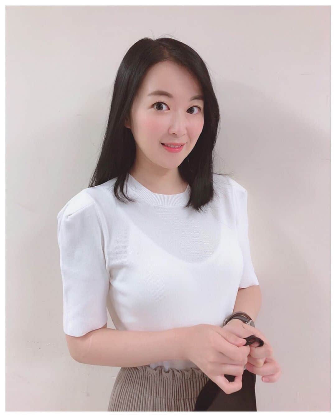 カン・ハンナのインスタグラム：「・﻿ ﻿ ﻿ 昨日はスタジオ収録でした💜　﻿ ﻿ ﻿ 出演者やスタッフさんなど、会いたかった方々と目を合わせて話せることの幸せを改めて感じました。そしてスタッフさんたちがしっかりソーシャルディスタンスを守ってくださるなど優しいお気遣いに感謝でした。 ﻿ ﻿ 普段の生活に戻りつつありますが、これからは自分の体は自分で守ることに専念しなきゃですね。引き続き頑張りましょう😊　﻿ ﻿ ﻿ ﻿ ﻿ ﻿ #NHK短歌　#番組収録﻿ #お疲れ様でした　﻿ #このヘアスタイルも好評でした　﻿ #오랜만의방송녹화　#단발머리아가씨 ﻿ ﻿ ﻿ ﻿」