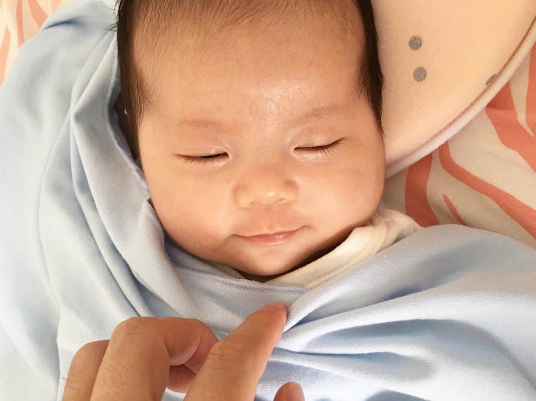 アキラ・コンチネンタル・フィーバーのインスタグラム：「Sleepy baby #1ヶ月2週間 #6weeks  #あかちゃん  #baby  #bayi #1month  #あかちゃんのいる生活 #赤ちゃん  #プレママ #成長記録　#育児記録　#べびすたぐらむ　#babygirl  #スマイル育児 #ベビフル」
