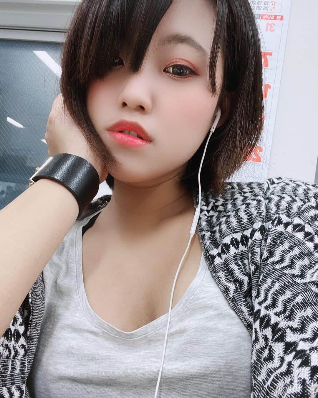 のインスタグラム：「You guys are so adorable. I’m a 100% girl, that’s how we do in Taiwan. Make fun of ourselves as a boy. This kind of culture can’t be translated in languages. So, relax, I’m a girl.🤣🤣🤣 . . #dailylook #dailymakeup #cute #kawaii #selfie #photooftheday #picoftheday #instagood #girl #hairstyles」
