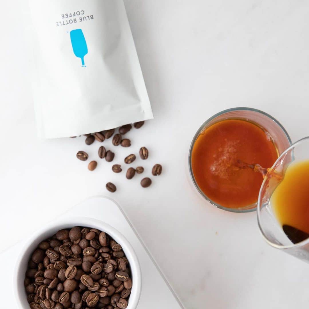 のインスタグラム：「⁠⠀ ブルーボトルコーヒー のカフェが まだお近くに無いみなさまへ、コーヒー豆や缶コーヒー、グラノーラや羊羹などのスイーツを手軽に購入し、お家や職場の近くで受け取ることができるようになりました。⁠⠀ ⁠⠀ ベーカリーや農家、精肉・鮮魚店などの “こだわり食材” をスマホアプリから購入できるネットスーパー「クックパッドマート」に、ブルーボトルコーヒー も出店しました。 受取可能日や購入できる商品は今後増えていきますので、アプリをダウンロードいただき、ぜひご活用ください。⁠⠀ ⁠⠀ 中目黒カフェでも「クックパッドマート」の商品を受け取ることができるので、新鮮なお野菜やお肉などを受け取りながら、ブルーボトルコーヒー のコーヒーやペイストリーをお楽しみください。⁠⠀ ⁠⠀ ⁠⠀ [クックパッドマート]⁠⠀ https://cookpad-mart.com/⁠⠀ ＊現在、都内約100箇所で受け取れます。⁠⠀ ⁠⠀ [中目黒カフェ]⁠⠀ 住所：東京都目黒区中目黒 3-23-16⁠⠀ 営業時間：8:00−19:00⁠⠀ ⁠⠀ ⁠⠀ #ブルーボトルコーヒー⁠⠀ #BlueBottleCoffee⁠⠀ #cookpadmart」
