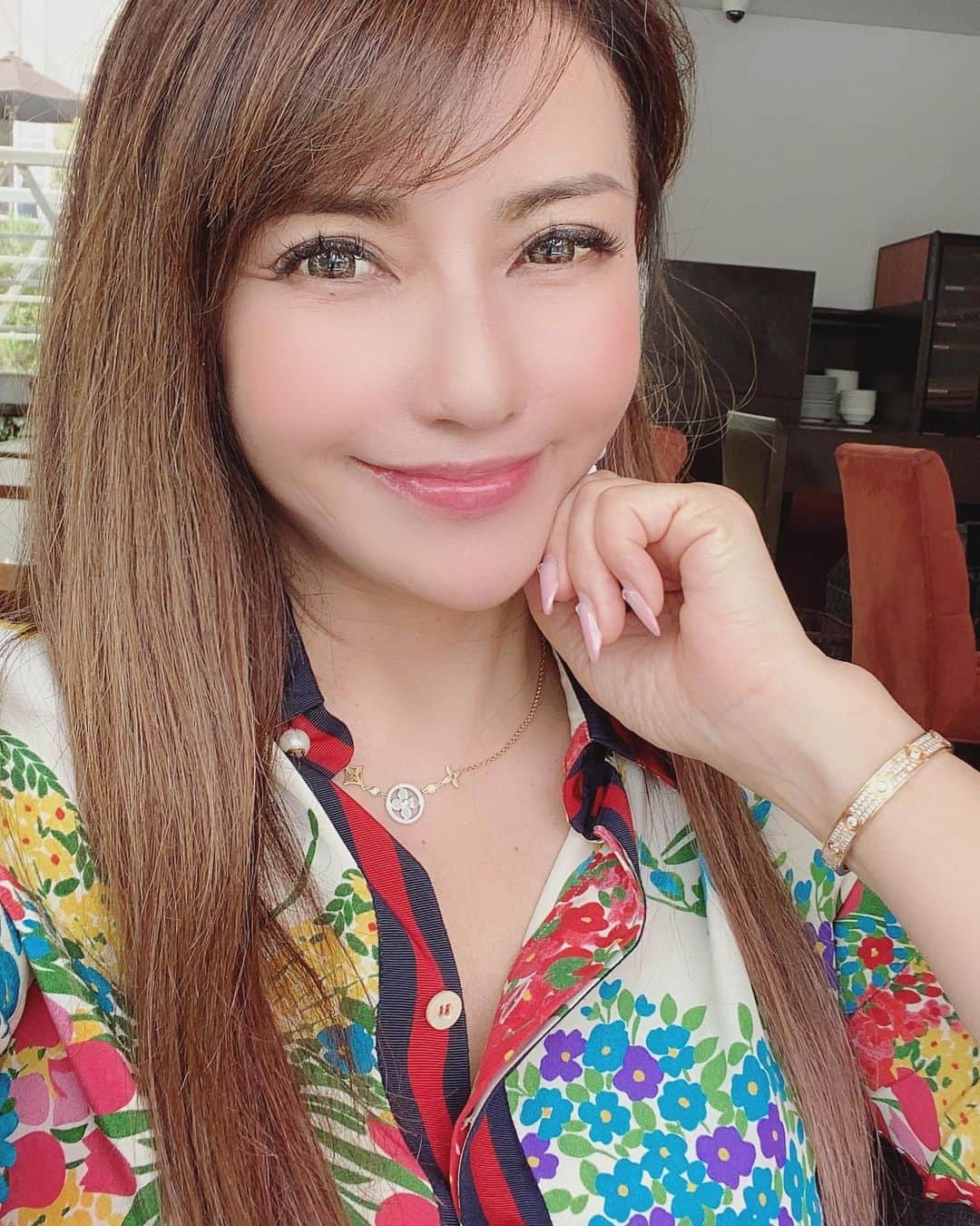 selfieneのインスタグラム：「今日もzoomセミナーやってます。 コロナのようなアクシデントにも負けない、継続的な#不労所得 を複数作る為の第一歩を生徒さんに教えたよ。 日本では学校で『お金の勉強』ができません。 だから自分で積極的に学ばないとね。 新しい学びや知識吸収が無かった一日は、昨日より自分が後退した、と思ってね💦 #お金の学校  #投資女子  #女性経営者  #投資家 #gucci  #louisvuitton  #cartier」