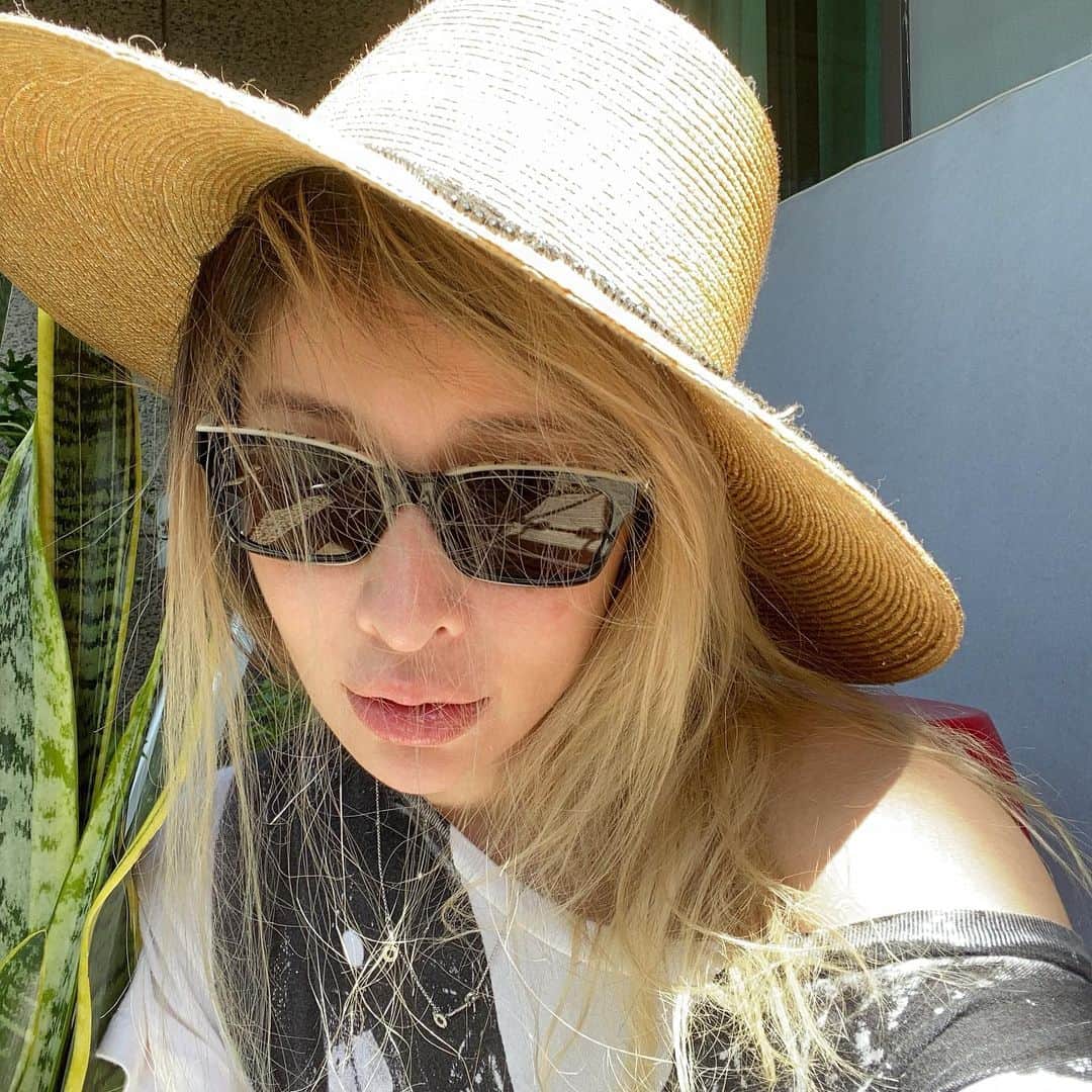エルヴァ・シャオのインスタグラム：「今天真的太陽太大了. #goodmood #moresun #shine #風有點大沒關係塞得開心就好」