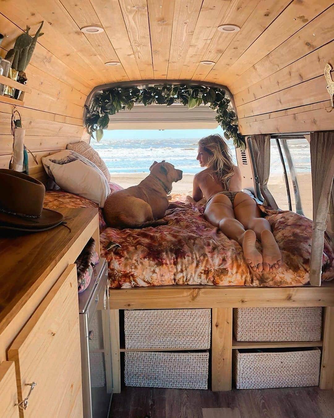 epidemic_motorsさんのインスタグラム写真 - (epidemic_motorsInstagram)「Summer is here!  In which country do you plan a vacation? 🌎🌏🌍🌞Via @vanlife.goal 📸 @hippielove84  #vacation #relax #epidemic_motors #epidemicmotors」6月18日 15時28分 - epidemic_motors