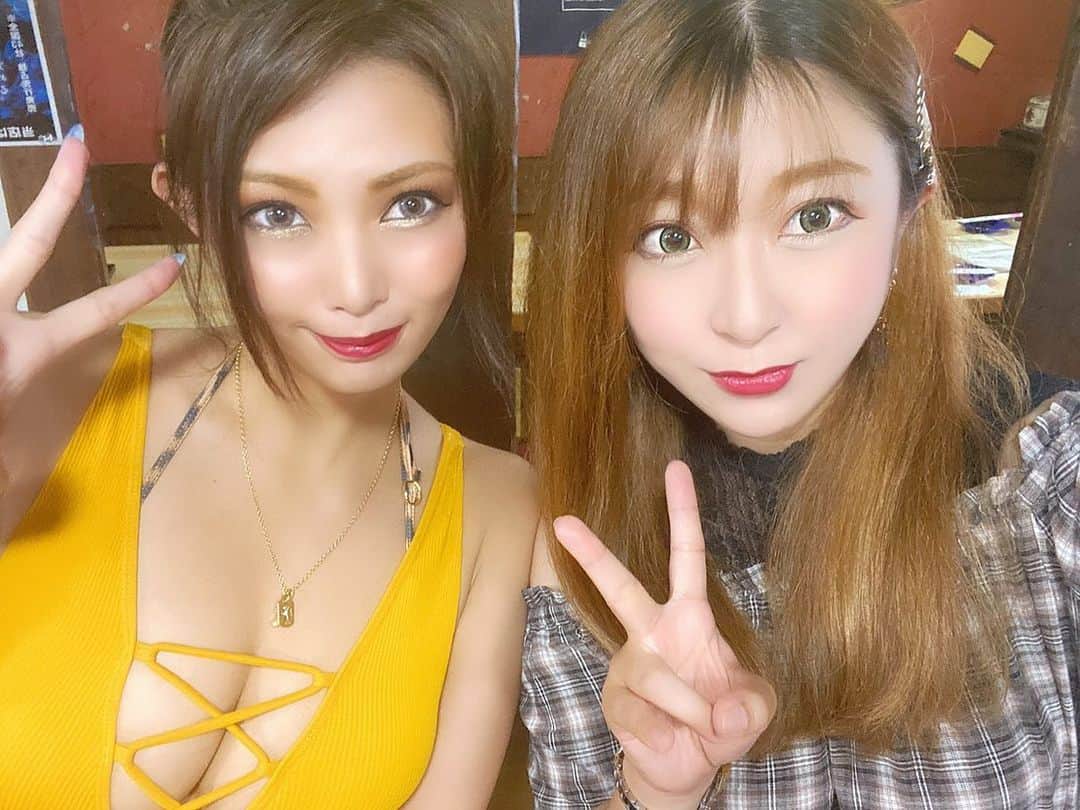 のインスタグラム：「. . . この前飲みに行った時の✨ . 久しぶりに化粧した🤣 . すーぐ記憶なくなるんで 記憶なくならい方法 誰か教えてください…😂 . #お酒 #居酒屋 #友達 #friends #飲み会」