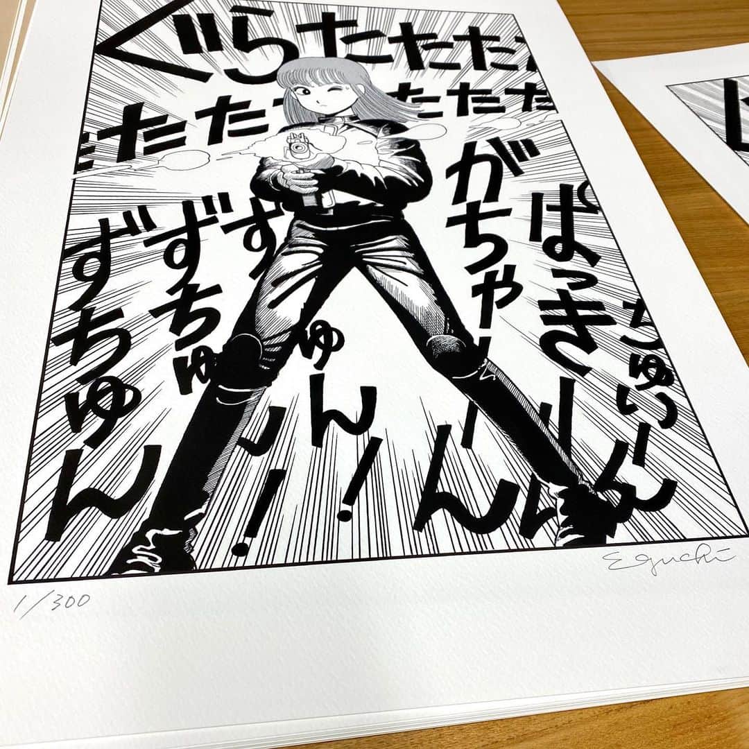 のインスタグラム：「フリースタイルから出している版画シリーズの今年の新作にサイン。版画のサインはHBの鉛筆で１枚１枚心をこめてしています。シリアルナンバー300枚分の１番めを手にする人は誰なのかなあ。」