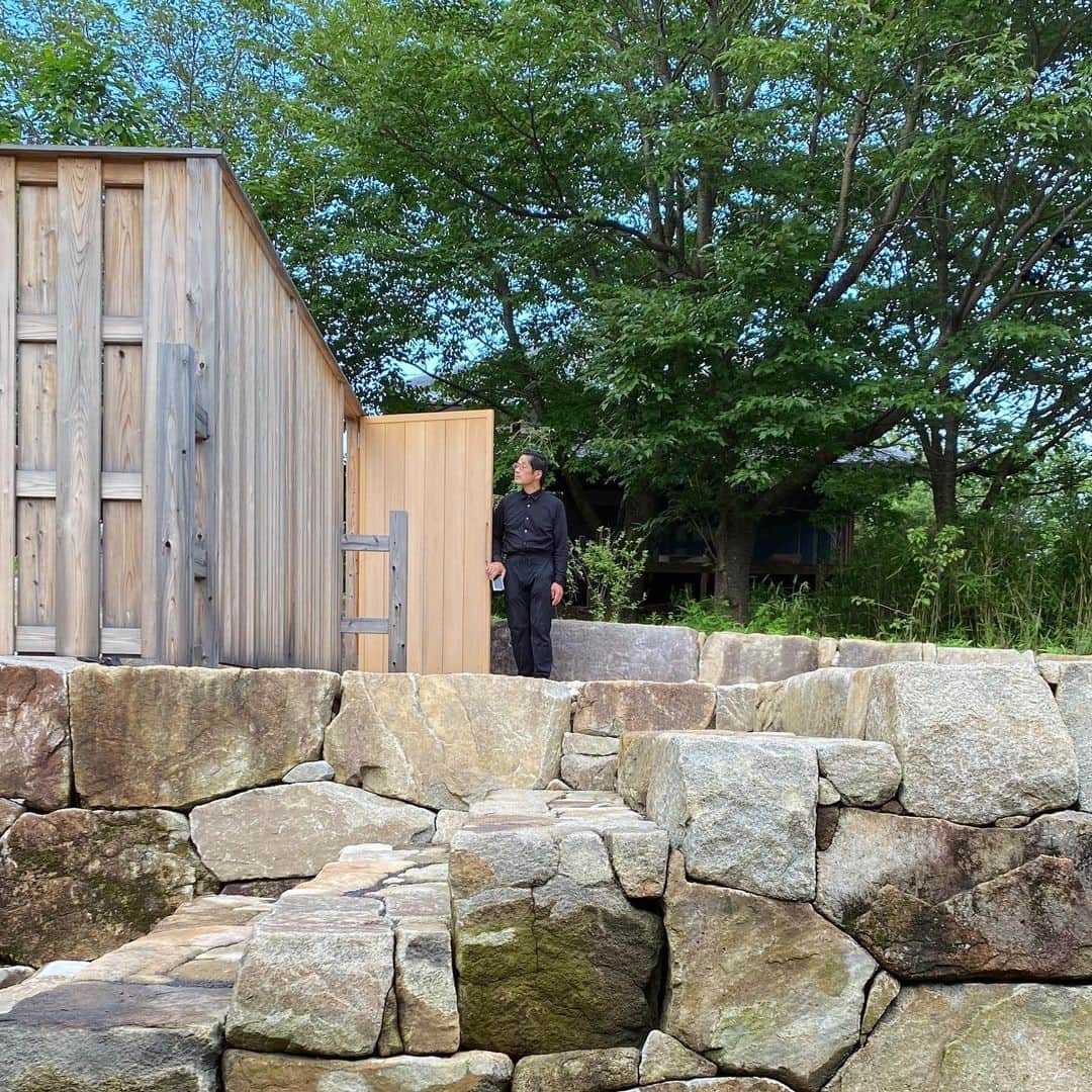 林信行さんのインスタグラム写真 - (林信行Instagram)「和心 washin | 杉本博司 Hiroshi Sugimoto  #清春芸術村 にある杉本博司と新素材研究所 榊田倫之による一室だけの宿泊施設(一般予約不可)。 家に合わせて庭を造るのではなく、石庭を楽しむために造られた家。窓の大きさも、軒の長さもすべて石庭を愉しむことを計算して造られている。 長く伸びた軒先は雨が降るとまるで水のカーテンのようなきれいな雨垂れを垂らすという。 また軒先が銅板なので雪が積もると下の部分だけが融け、積もった雪がきれいに同じ場所に滑り落ちて白い縁取りを描くという。 見ているだけで、本物の和ごころ、本物のぜいたくを味わえる佇まいとなっている。」6月18日 15時30分 - nobihaya