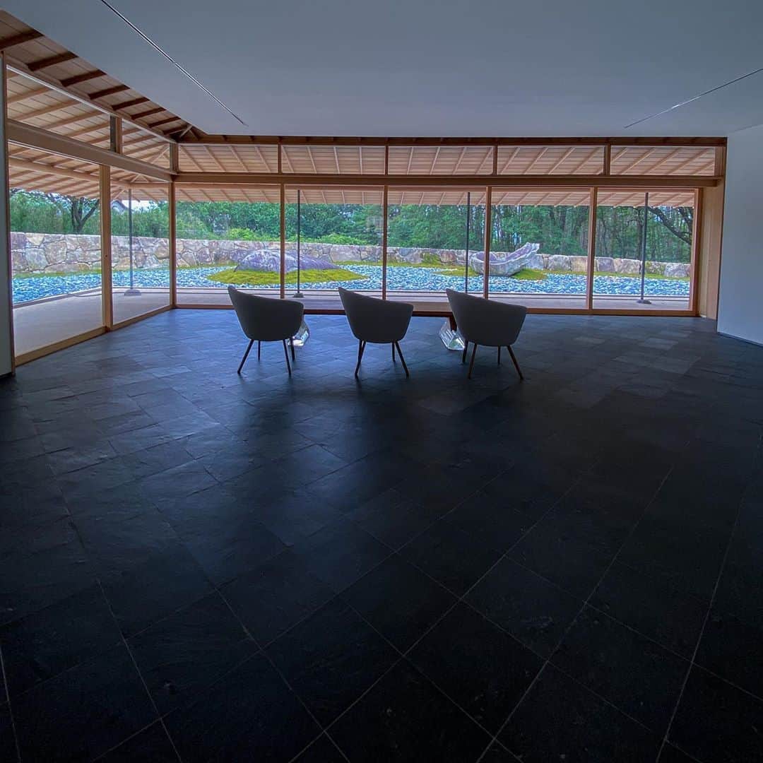 林信行のインスタグラム：「和心 washin | 杉本博司 Hiroshi Sugimoto  #清春芸術村 にある杉本博司と新素材研究所 榊田倫之による一室だけの宿泊施設(一般予約不可)。 家に合わせて庭を造るのではなく、石庭を楽しむために造られた家。窓の大きさも、軒の長さもすべて石庭を愉しむことを計算して造られている。 長く伸びた軒先は雨が降るとまるで水のカーテンのようなきれいな雨垂れを垂らすという。 また軒先が銅板なので雪が積もると下の部分だけが融け、積もった雪がきれいに同じ場所に滑り落ちて白い縁取りを描くという。 見ているだけで、本物の和ごころ、本物のぜいたくを味わえる佇まいとなっている。」