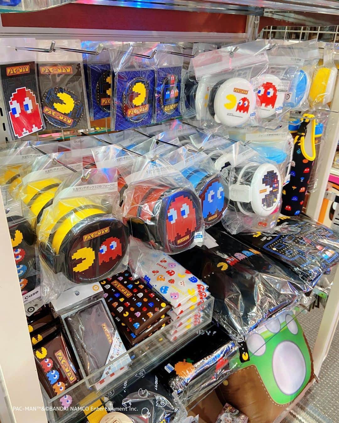 のインスタグラム：「⭐️原宿店3階よりお知らせ⭐️ 原宿店3階でもパックマンのお取り扱いをスタートしております！ 多種多様な商品をご用意してお待ちしております♬ 商品のお問い合わせは直接店舗へお願いいたします☎️🌈 #pacman #パックマン #kiddyland #キデイランド #キデイランド原宿店」