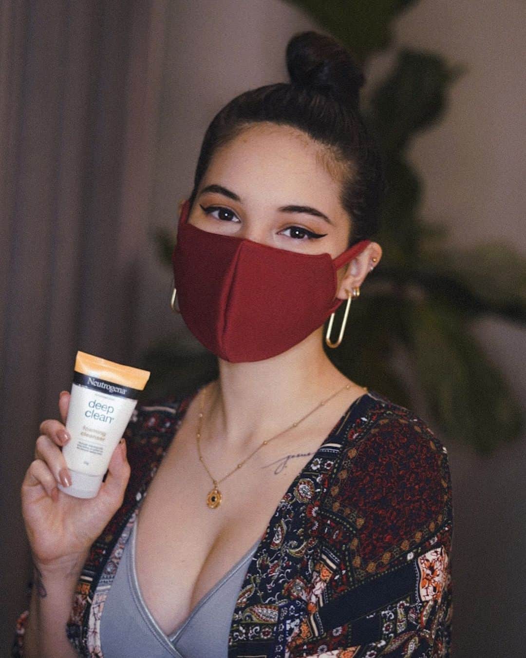 Coleen Garciaさんのインスタグラム写真 - (Coleen GarciaInstagram)「I know face masks haven’t been the most comfortable thing to wear. Sometimes they can leave your skin feeling icky, irritated and “kulob” after a full day, and it can also be a source of #maskne or mask acne, but they do go a long way in keeping us (and others) safe from exposure! We just need to adjust and work around this “new norm” for now. Just make sure that you wash your face regularly, especially after wearing masks! Opt for a cleanser that will moisturize your skin at the same time, like @neutrogenaph’s Deep Clean Foaming Cleanser 🤗 #SeeWhatsPossible」6月18日 15時38分 - coleen