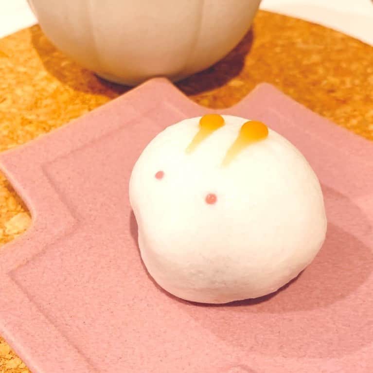 奥山レイカのインスタグラム：「お土産でもらったうさぎ饅頭がかわいすぎた🐇 #うさぎや #和菓子 #うさぎまんじゅう #うさぎ饅頭 #よしざわ窯 #うつわ好き #うつわのある暮らし #15時のおやつ」